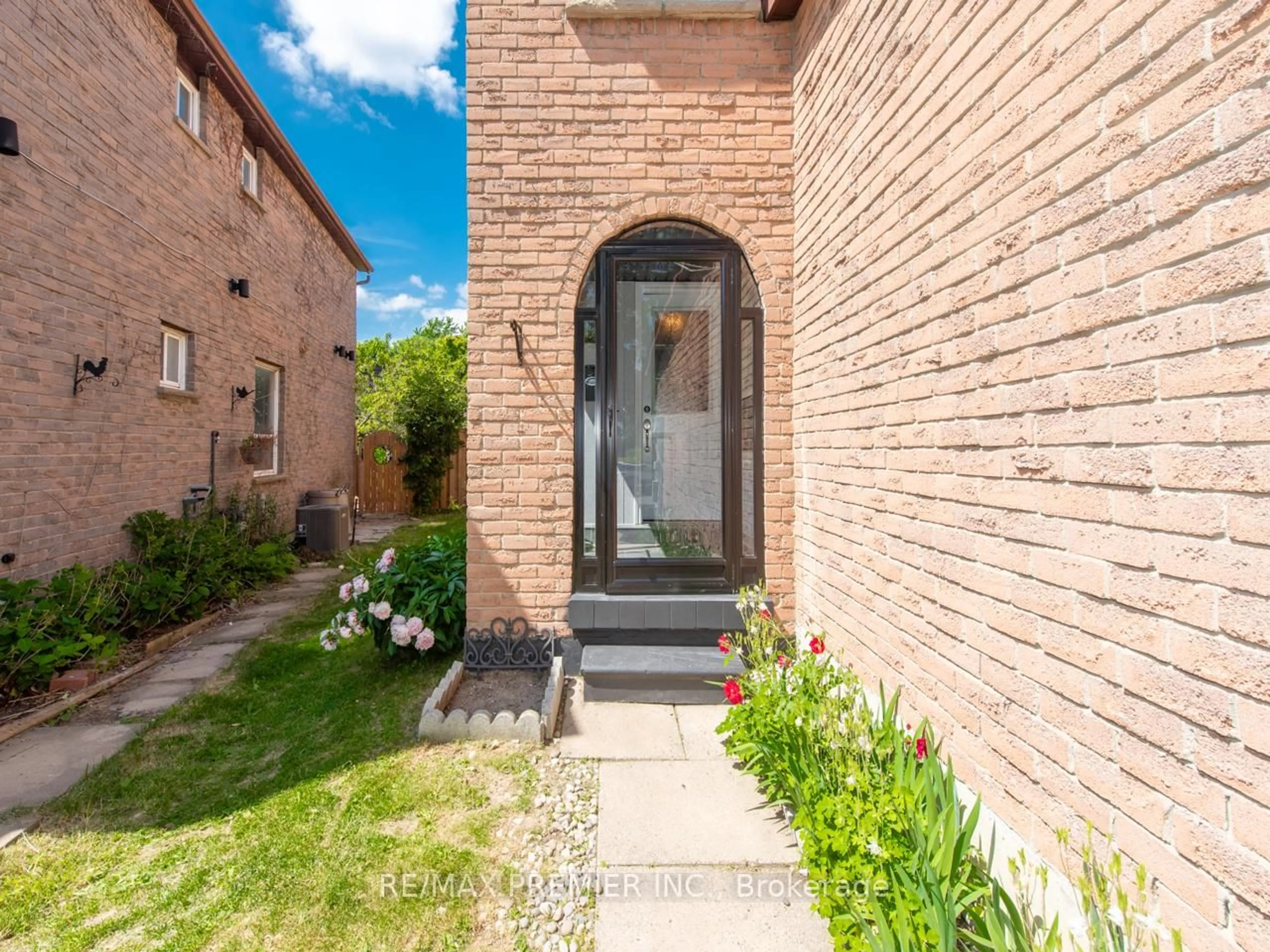 Home with brick exterior material, street for 84 Hord Cres, Vaughan Ontario L4J 3A7