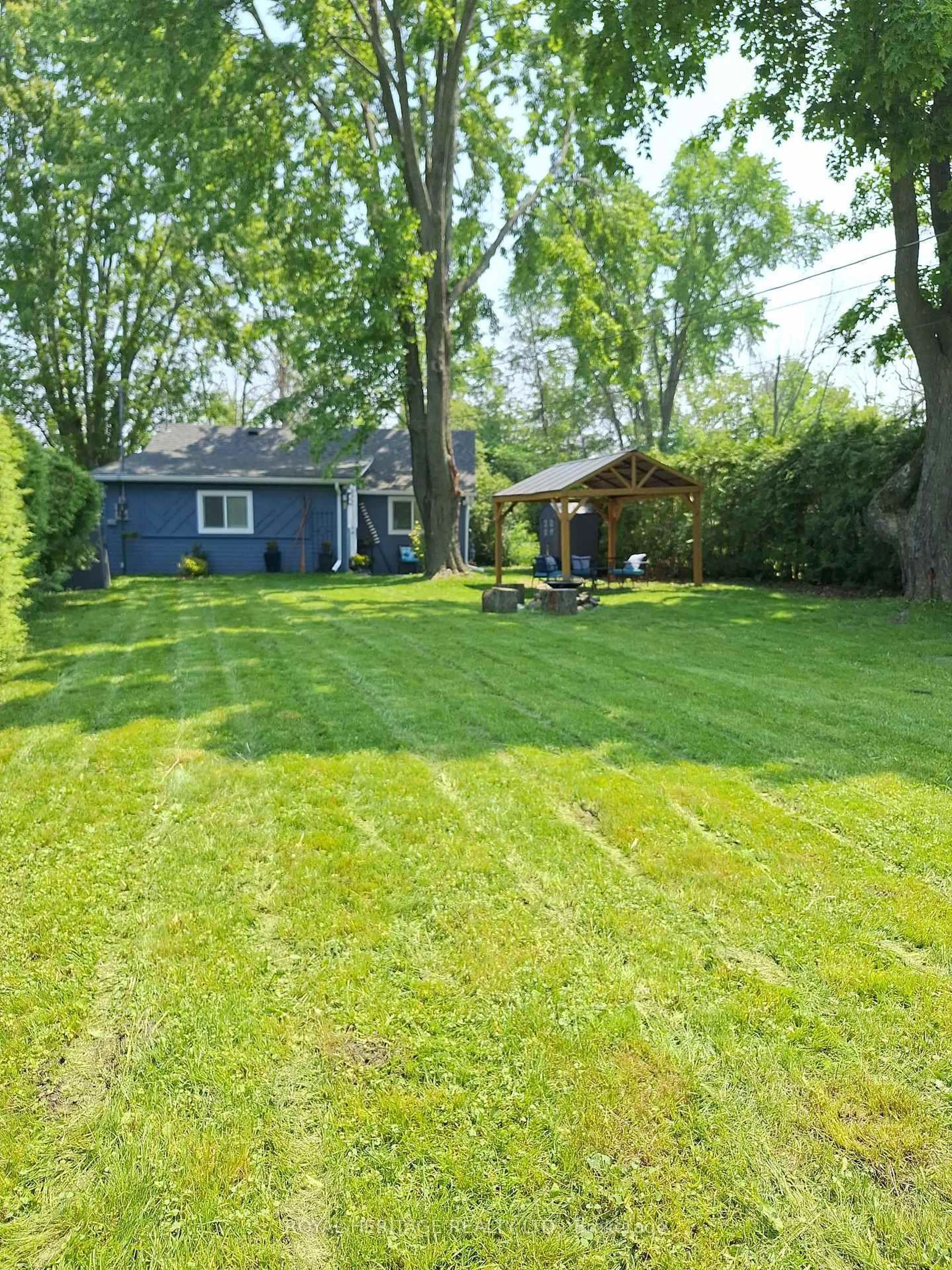 A pic from outside/outdoor area/front of a property/back of a property/a pic from drone, street for 77 Blue Heron Dr, Georgina Ontario L0E 1N0
