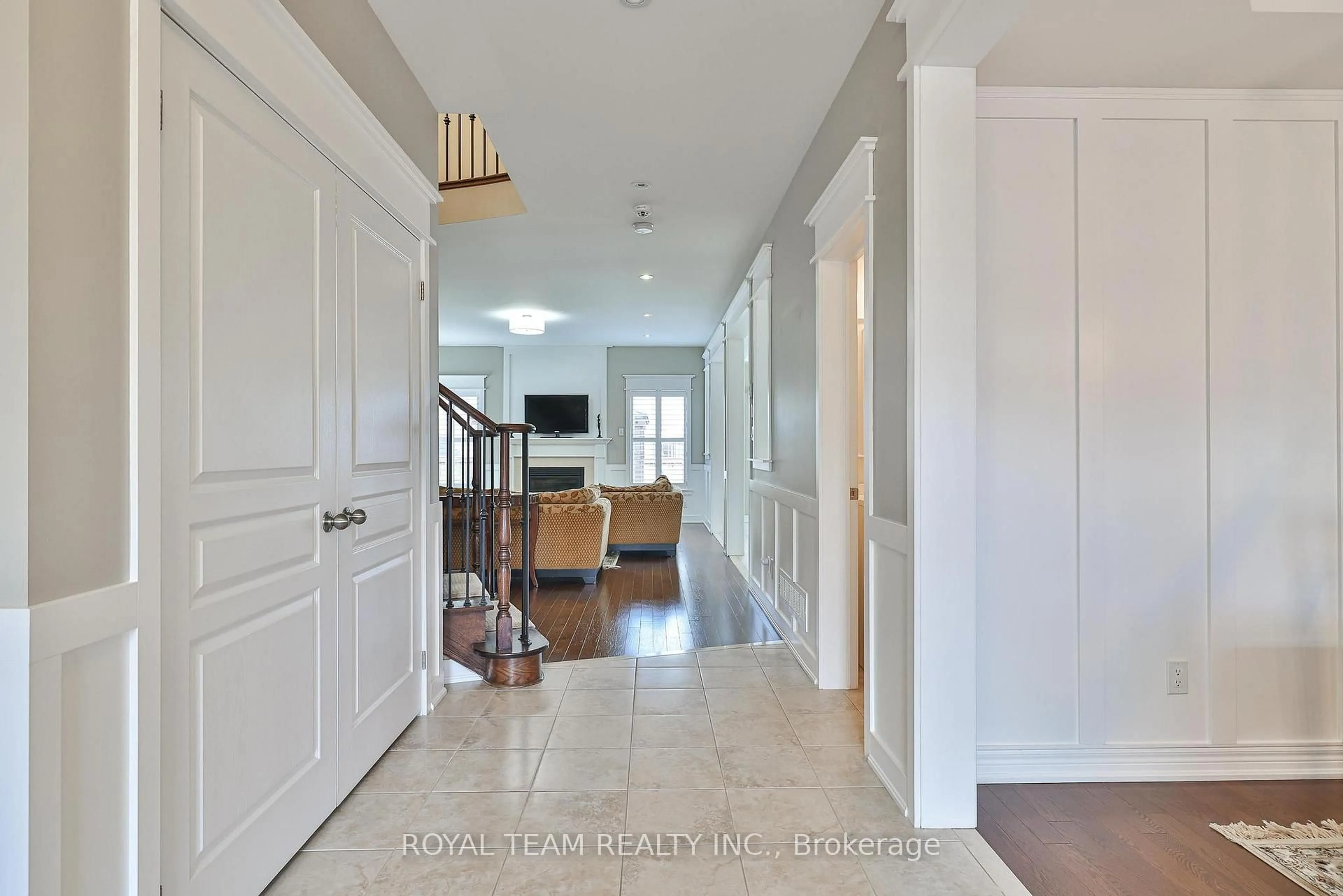 Indoor entryway for 84 Wyndham Circ, Georgina Ontario L0E 1R0