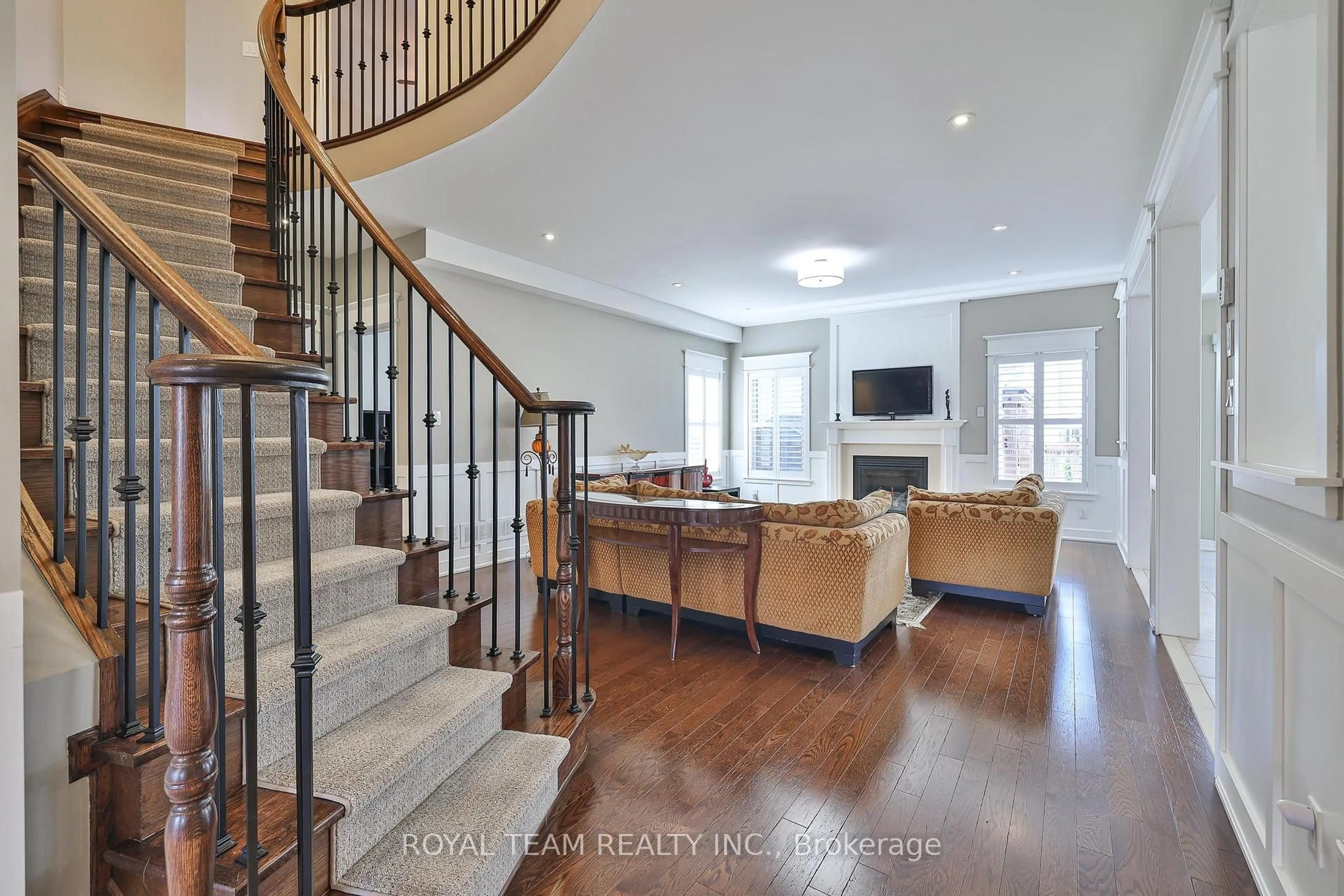 Unknown for 84 Wyndham Circ, Georgina Ontario L0E 1R0