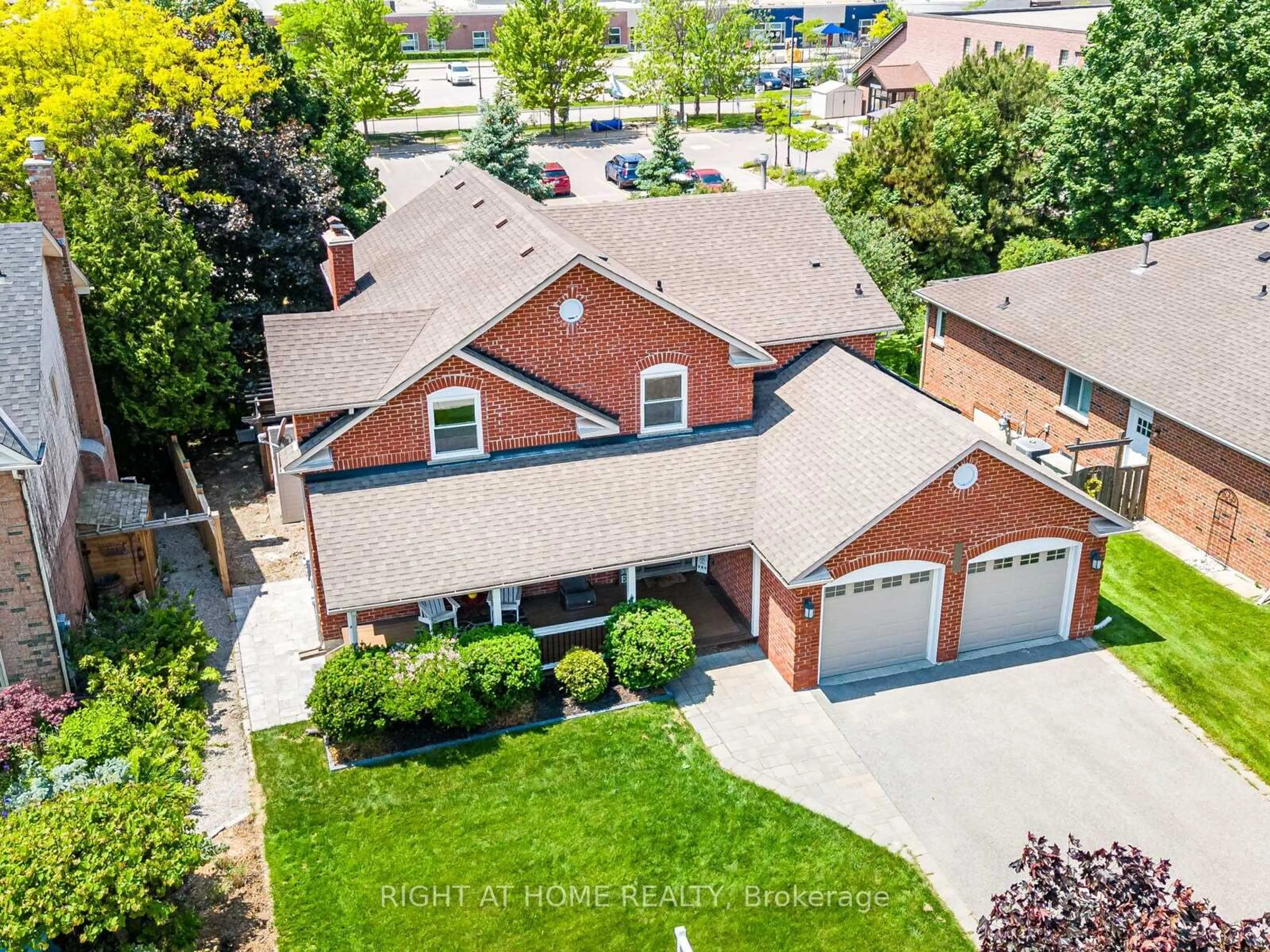 A pic from outside/outdoor area/front of a property/back of a property/a pic from drone, street for 116 Beryl Ave, Whitchurch-Stouffville Ontario L4A 7Y2