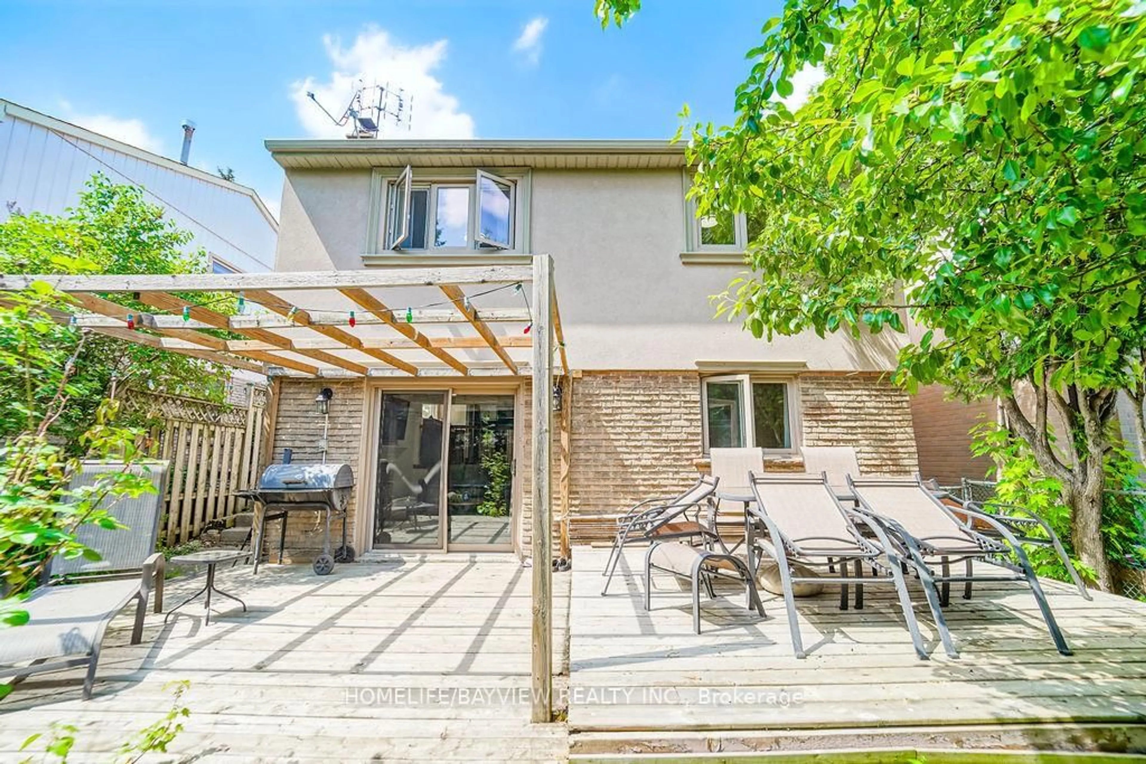Patio, street for 215 Weldrick Rd, Richmond Hill Ontario L4C 5J2
