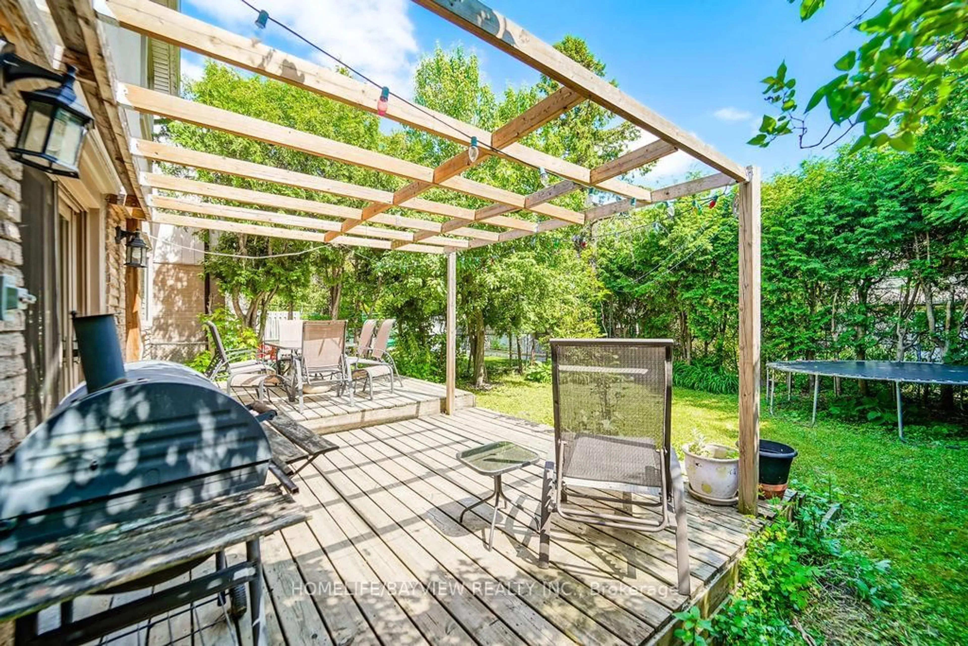 Patio, street for 215 Weldrick Rd, Richmond Hill Ontario L4C 5J2