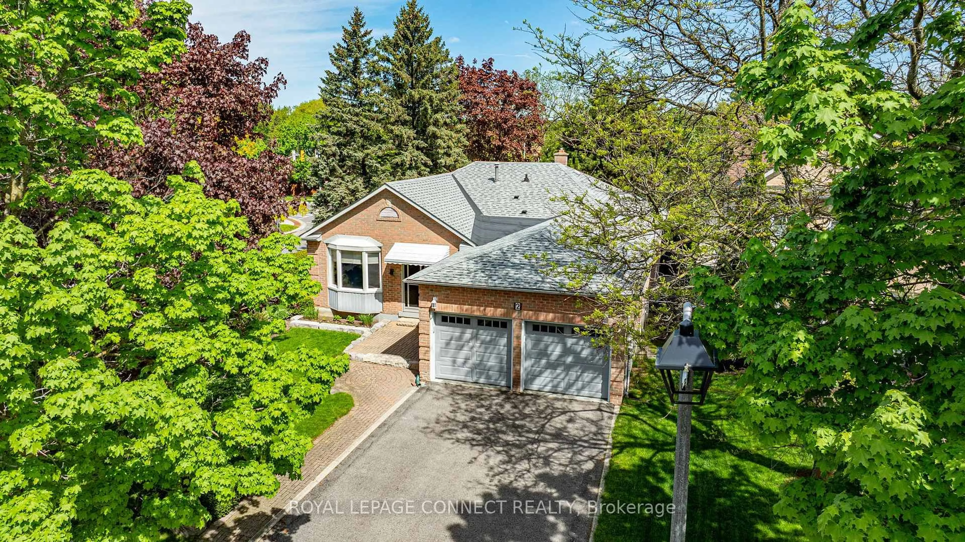 A pic from outside/outdoor area/front of a property/back of a property/a pic from drone, street for 2 Milgate Pl, Aurora Ontario L4G 5R2