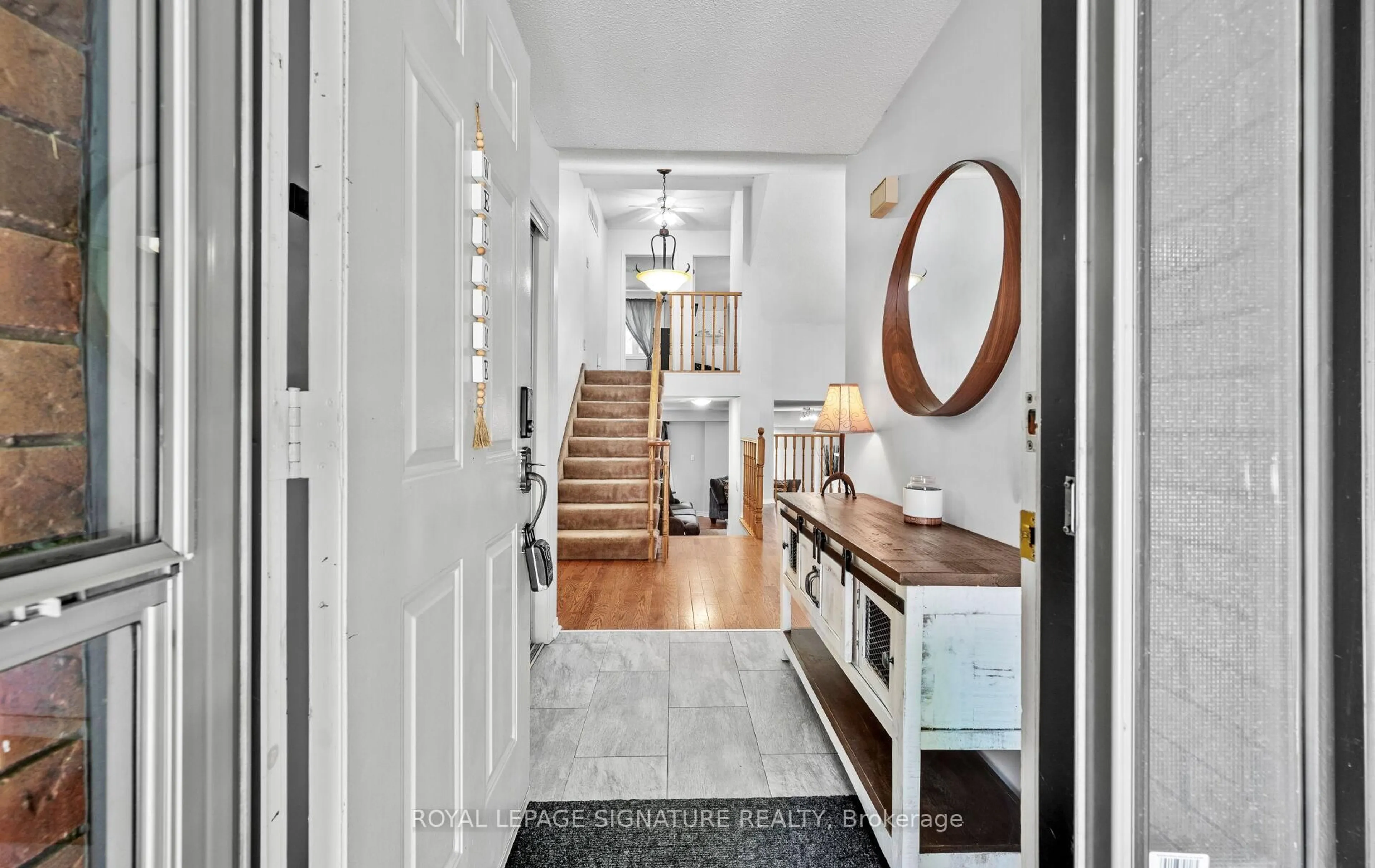 Indoor entryway for 87 Green Briar Rd, New Tecumseth Ontario L9R 1S3