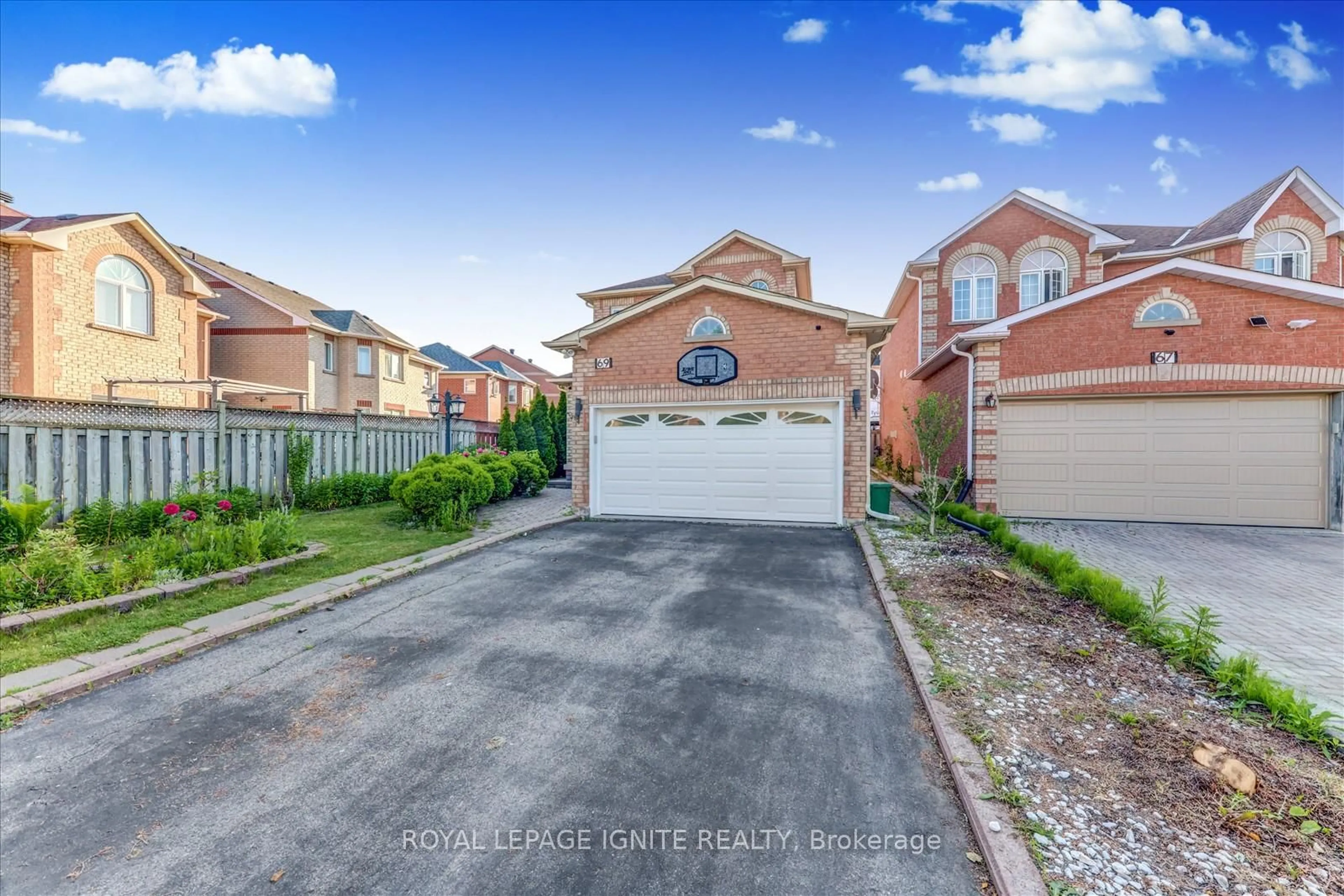 A pic from outside/outdoor area/front of a property/back of a property/a pic from drone, street for 69 Sandham Cres, Markham Ontario L3S 3M2