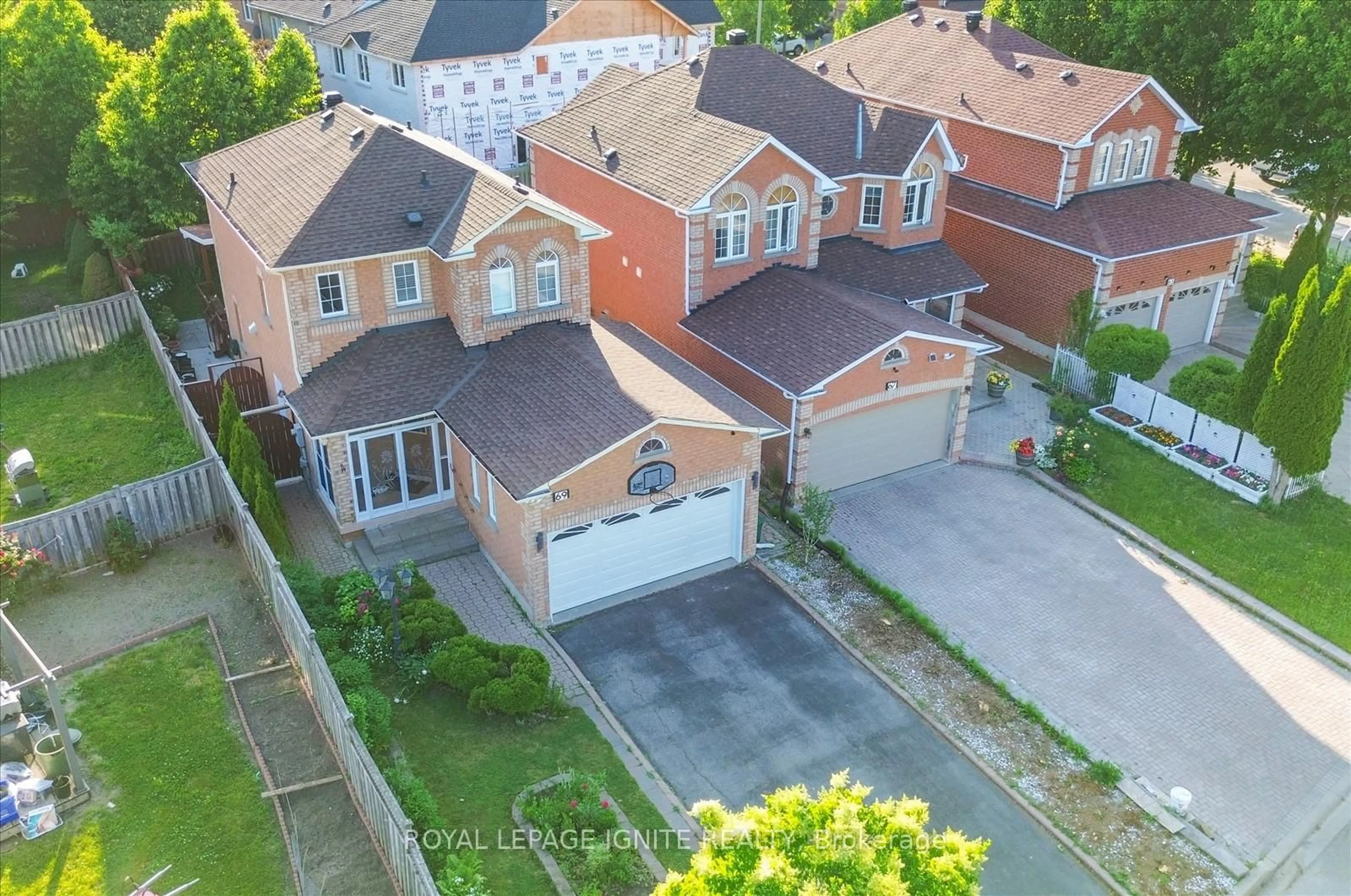 A pic from outside/outdoor area/front of a property/back of a property/a pic from drone, street for 69 Sandham Cres, Markham Ontario L3S 3M2