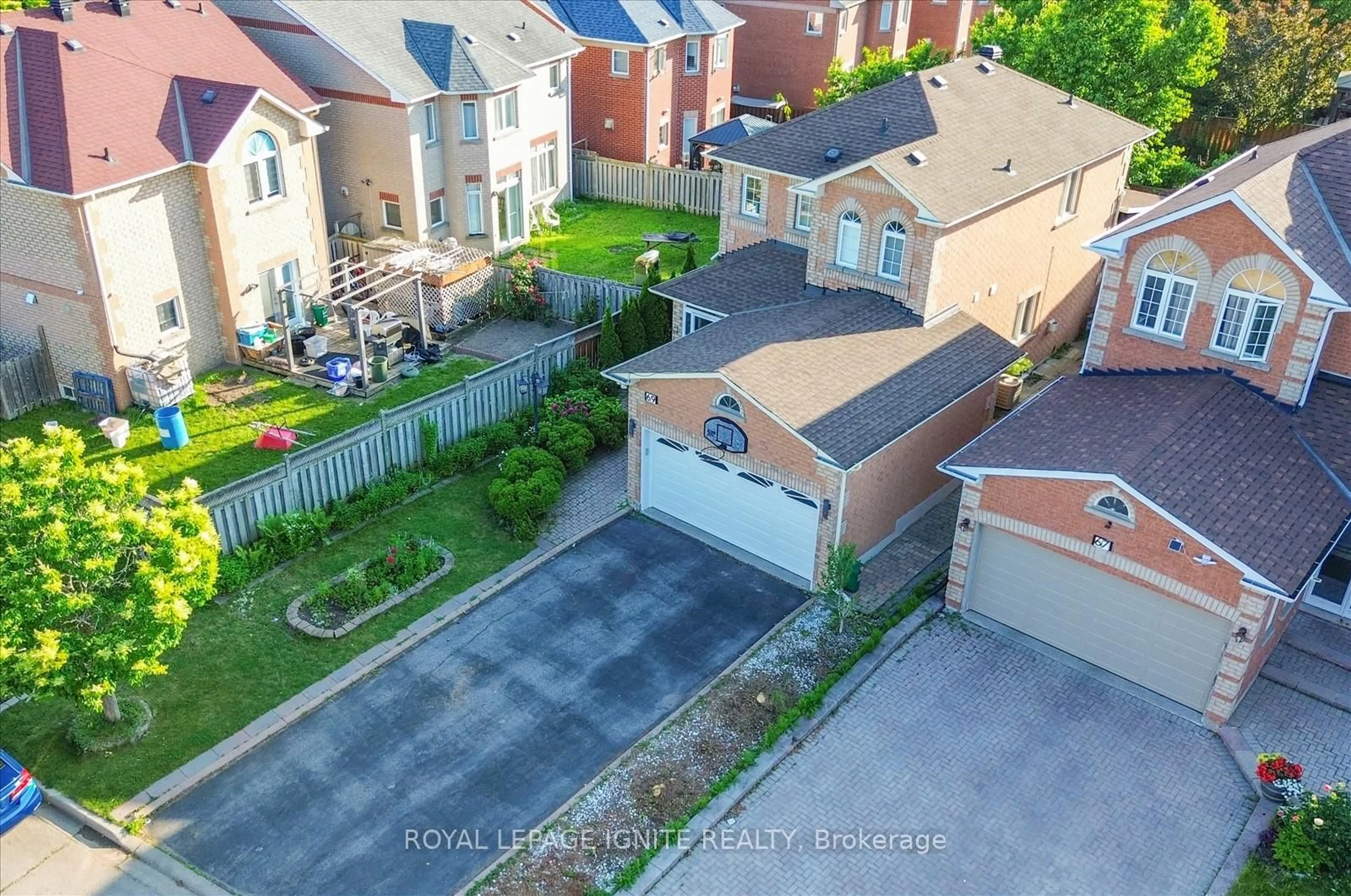A pic from outside/outdoor area/front of a property/back of a property/a pic from drone, street for 69 Sandham Cres, Markham Ontario L3S 3M2