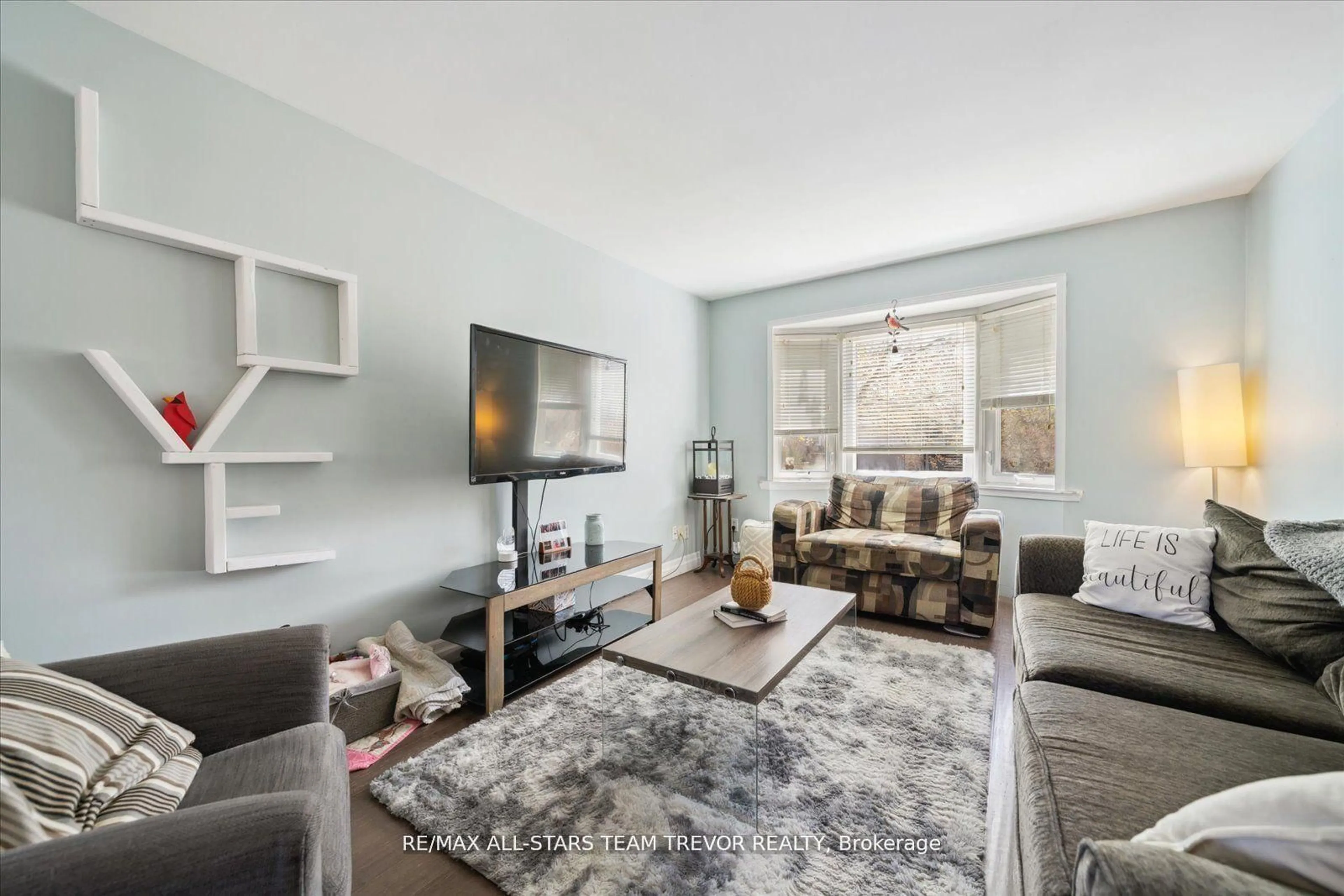 Living room with furniture, unknown for 39 Campion Crt, Georgina Ontario L4P 3N1