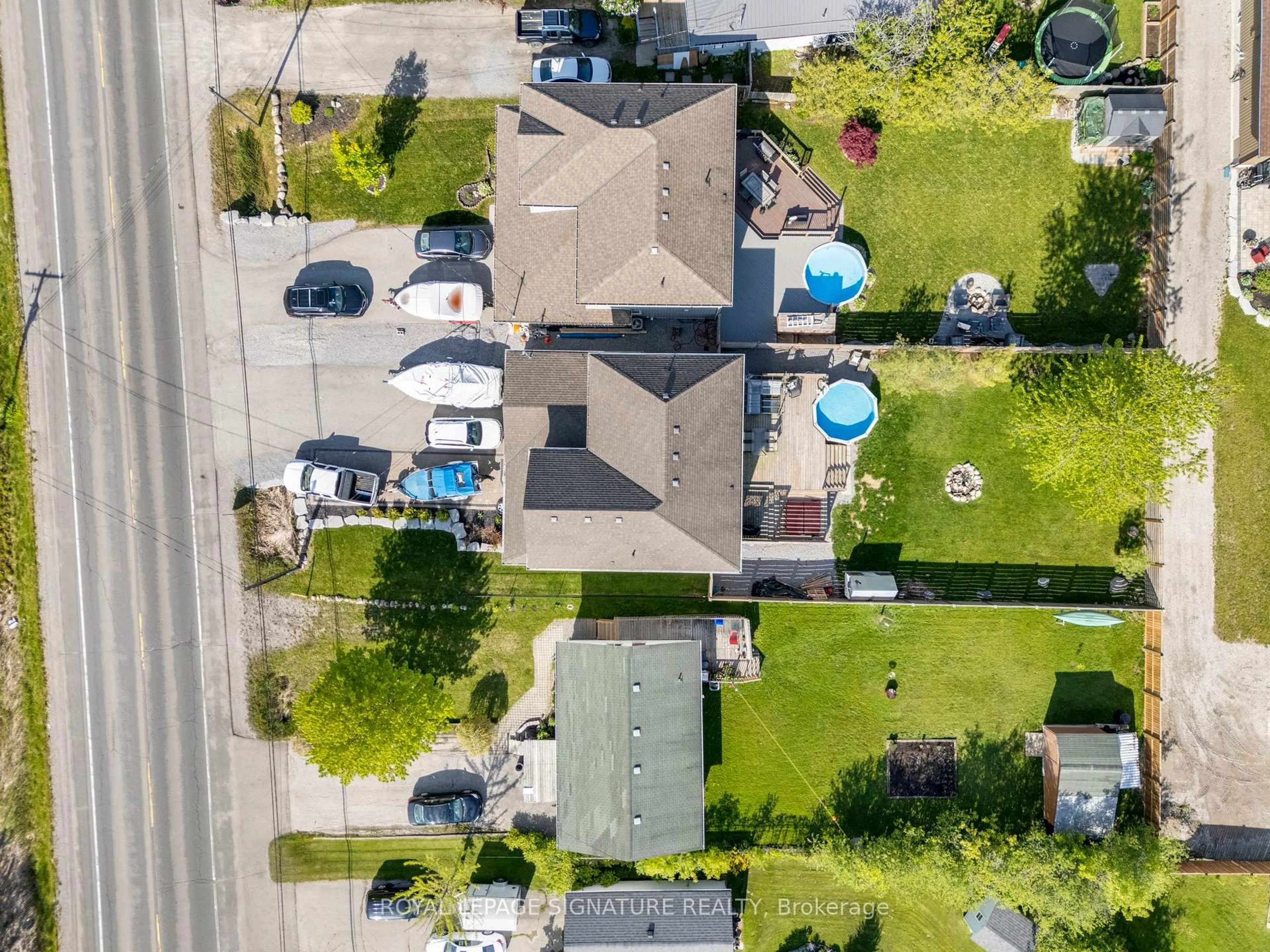 A pic from outside/outdoor area/front of a property/back of a property/a pic from drone, street for 1668 Metro Rd, Georgina Ontario L0E 1S0