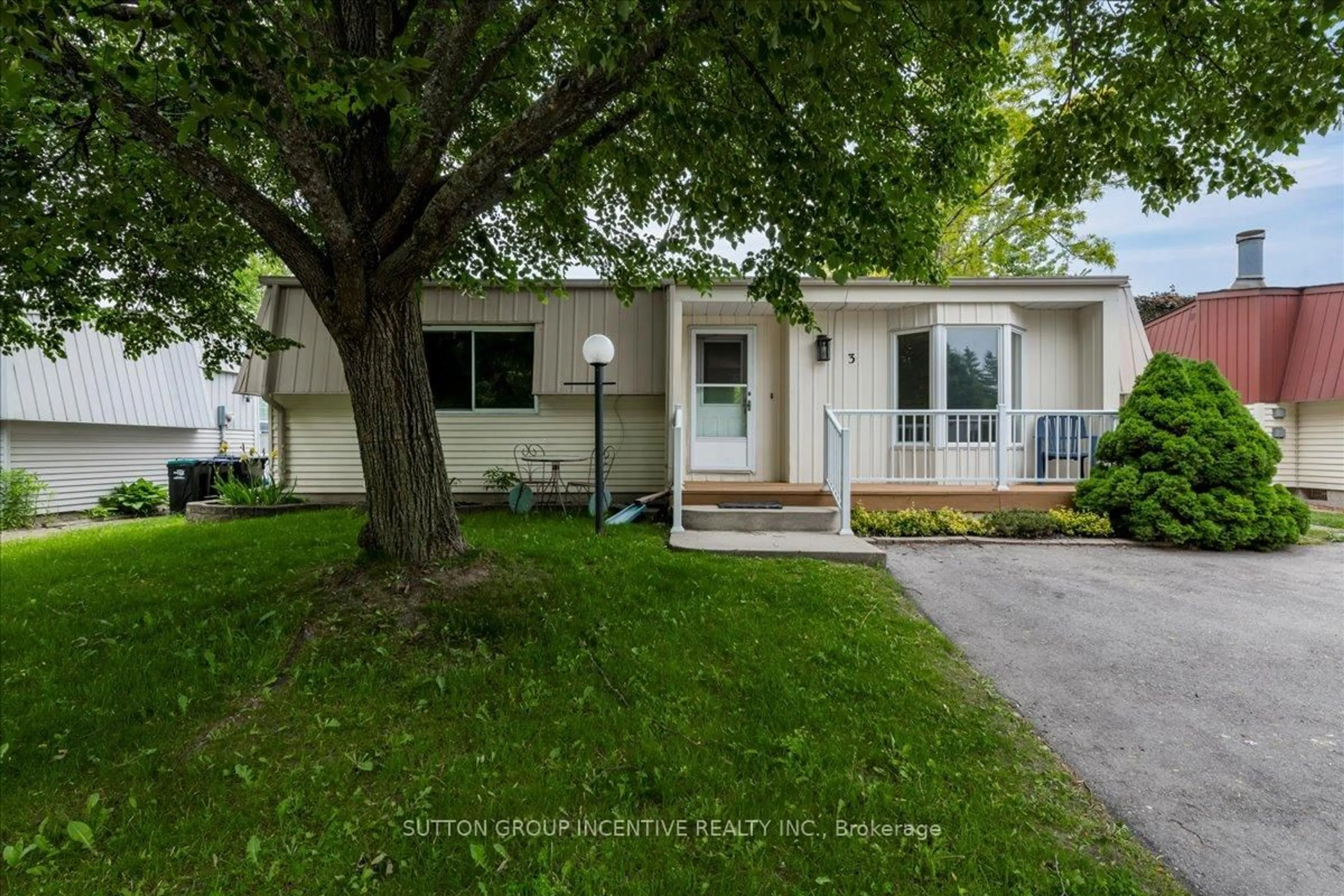 Home with vinyl exterior material, street for 3 Comforts Cove, Innisfil Ontario L9S 1S3