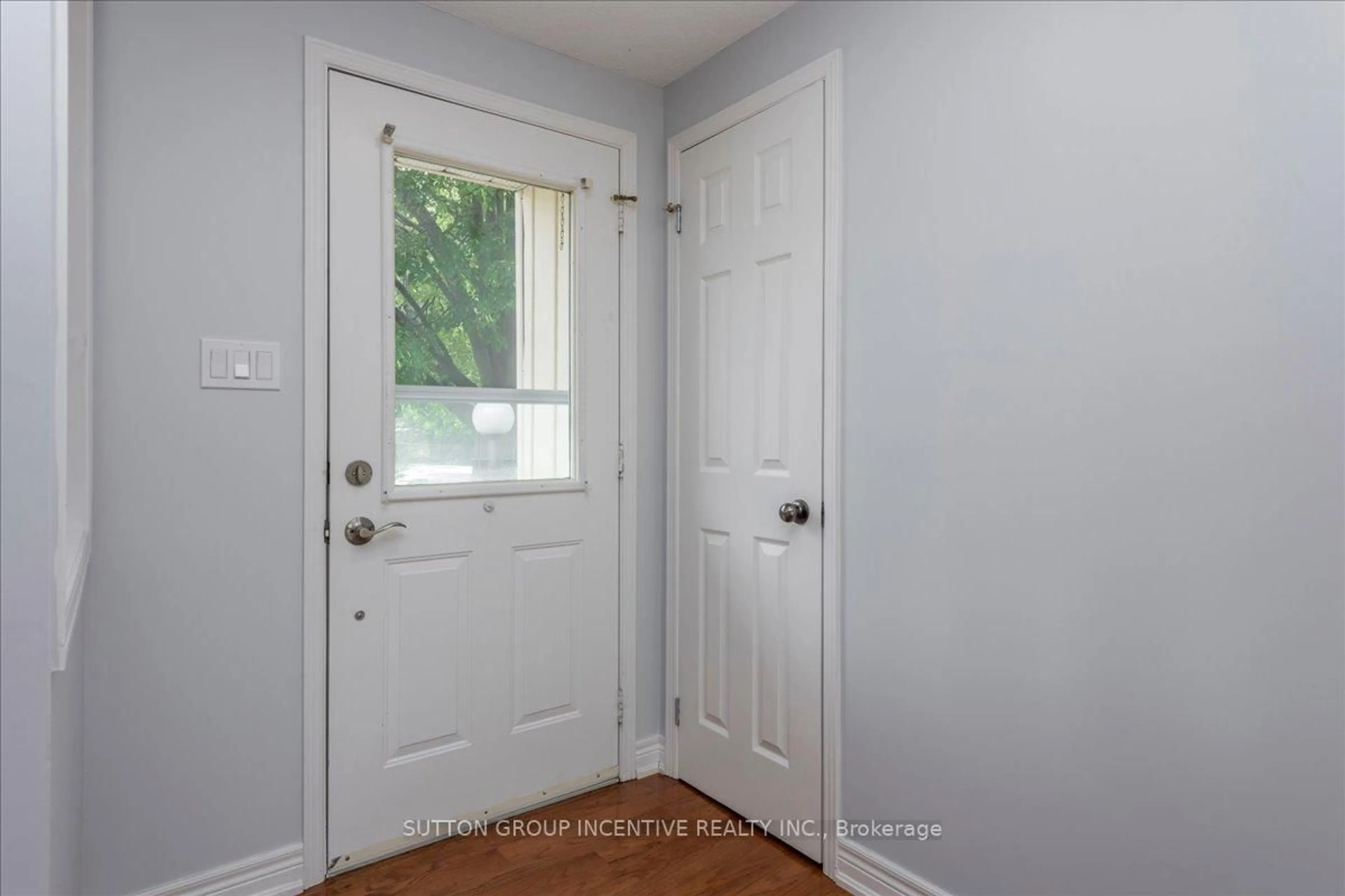 Indoor entryway for 3 Comforts Cove, Innisfil Ontario L9S 1S3
