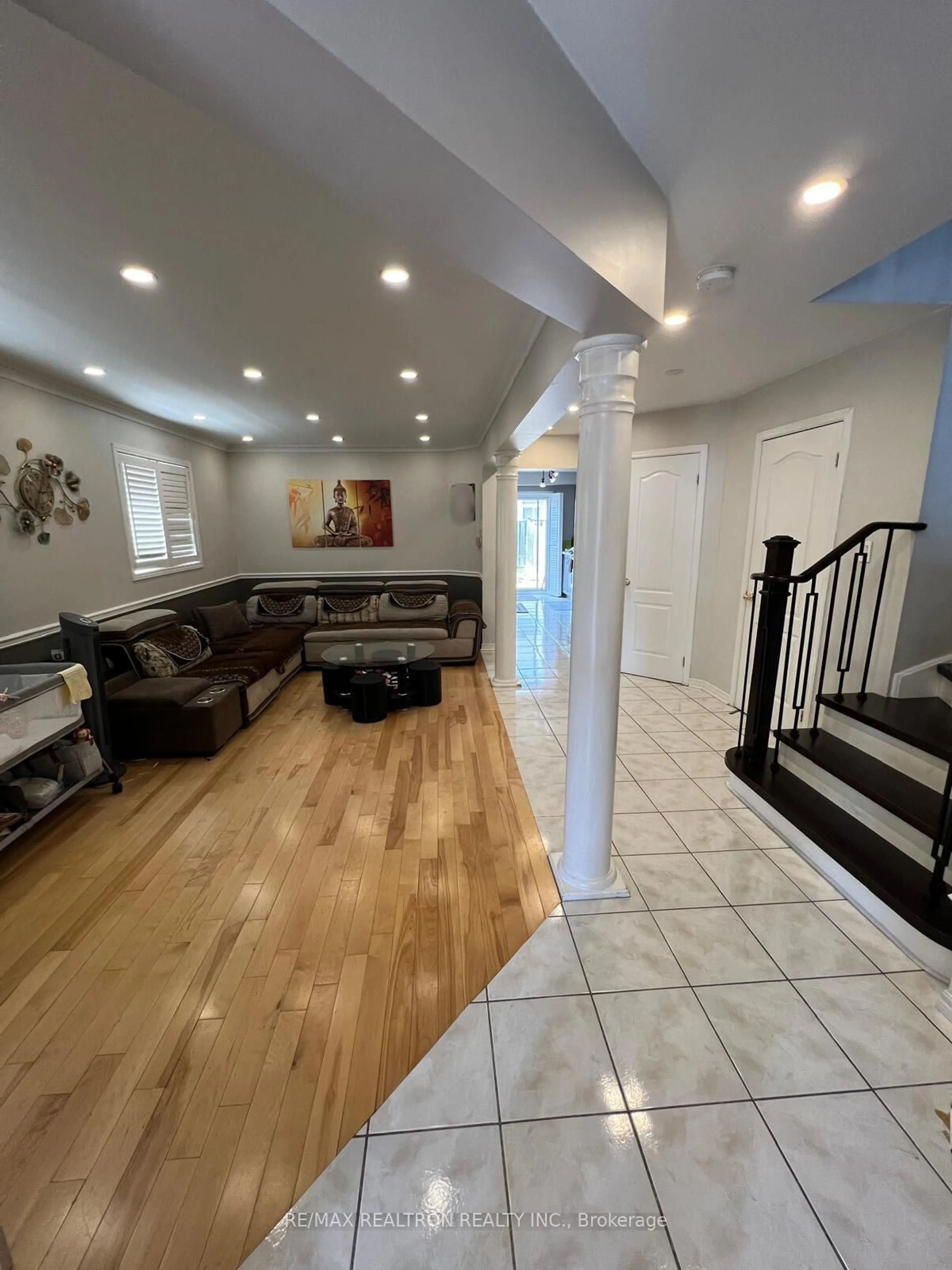 Indoor foyer for 114 Trail Ridge Lane, Markham Ontario L6C 2C2