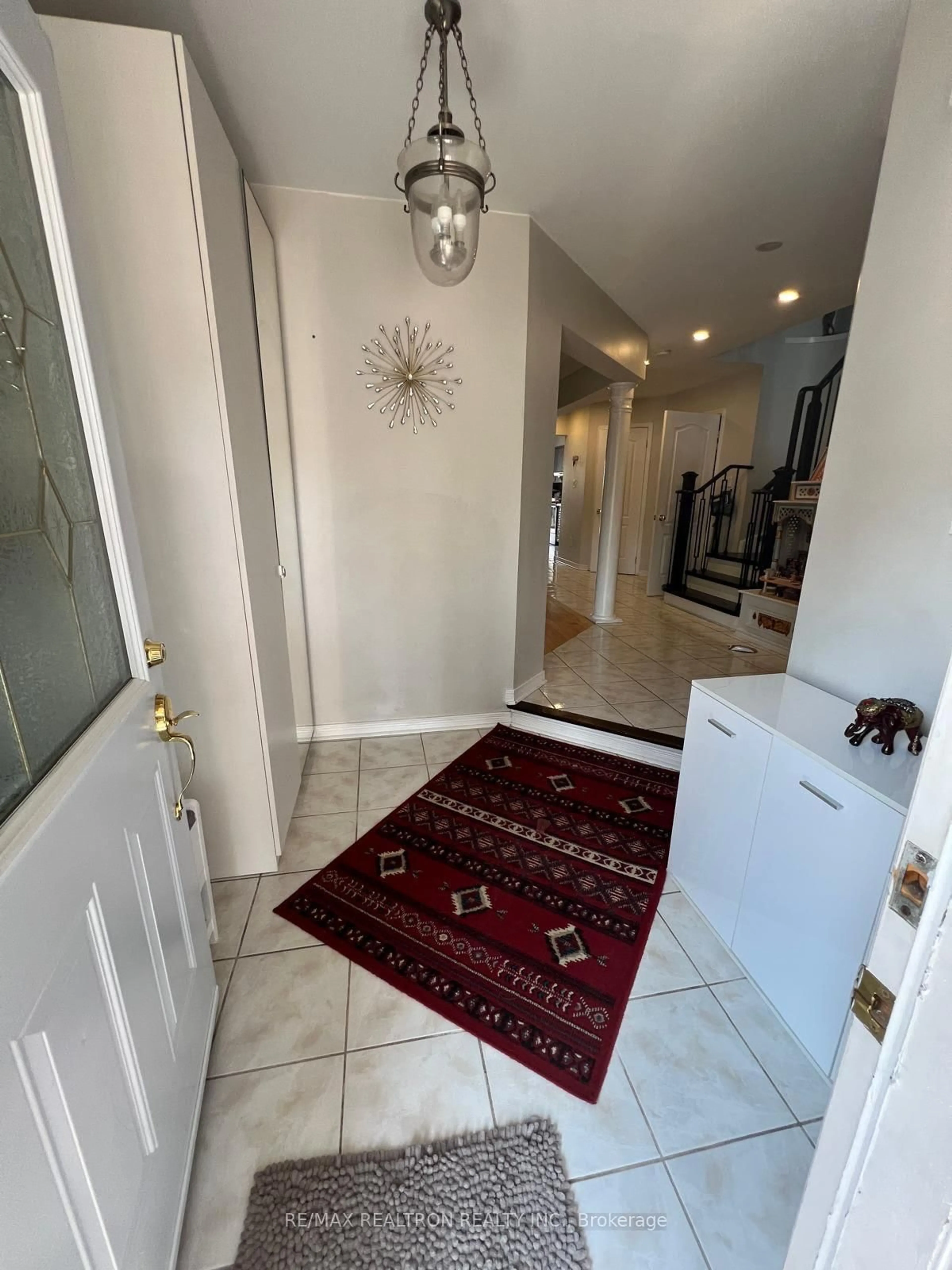Indoor entryway for 114 Trail Ridge Lane, Markham Ontario L6C 2C2