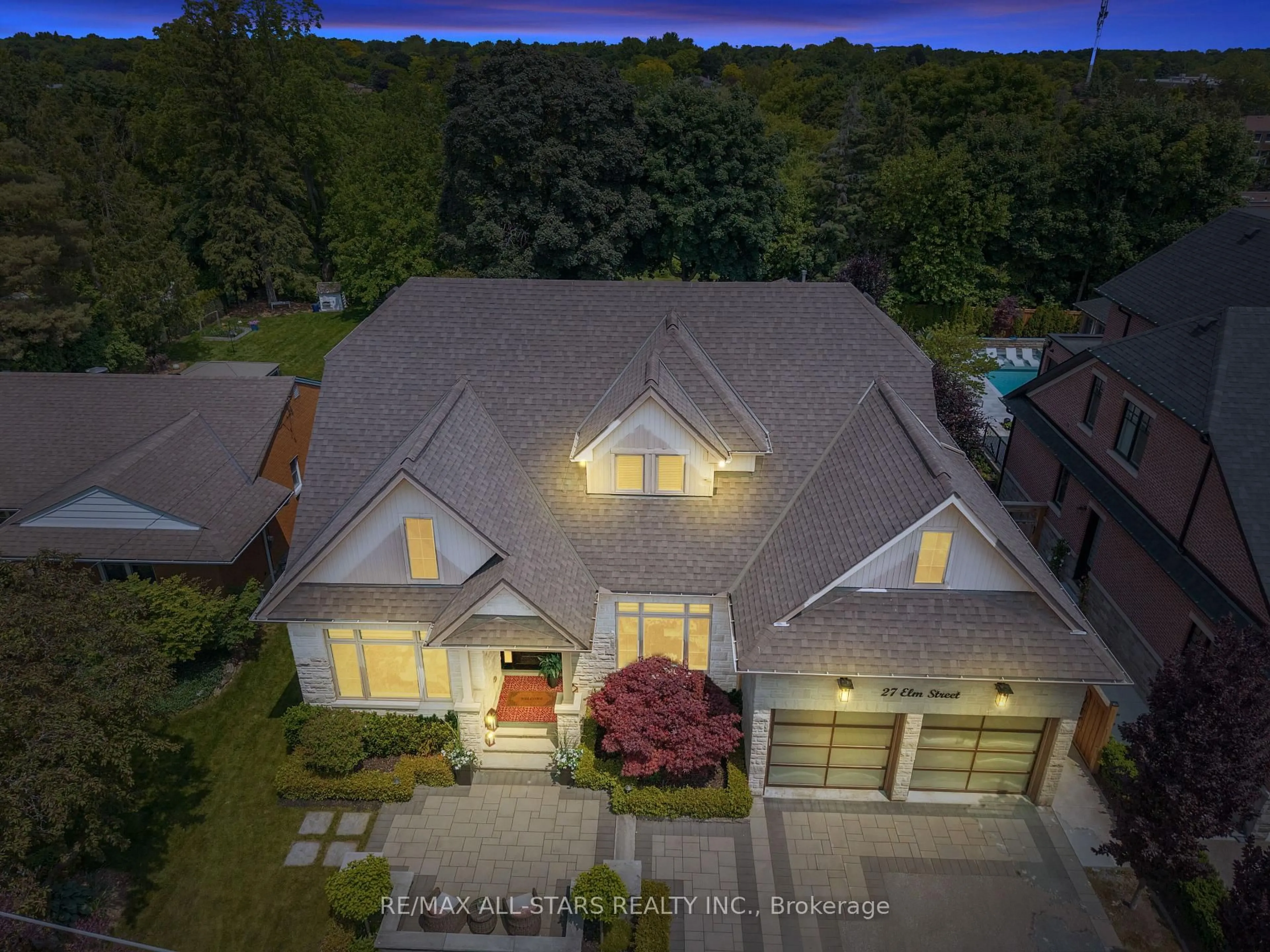 A pic from outside/outdoor area/front of a property/back of a property/a pic from drone, street for 27 Elm St, Markham Ontario L3P 2V3
