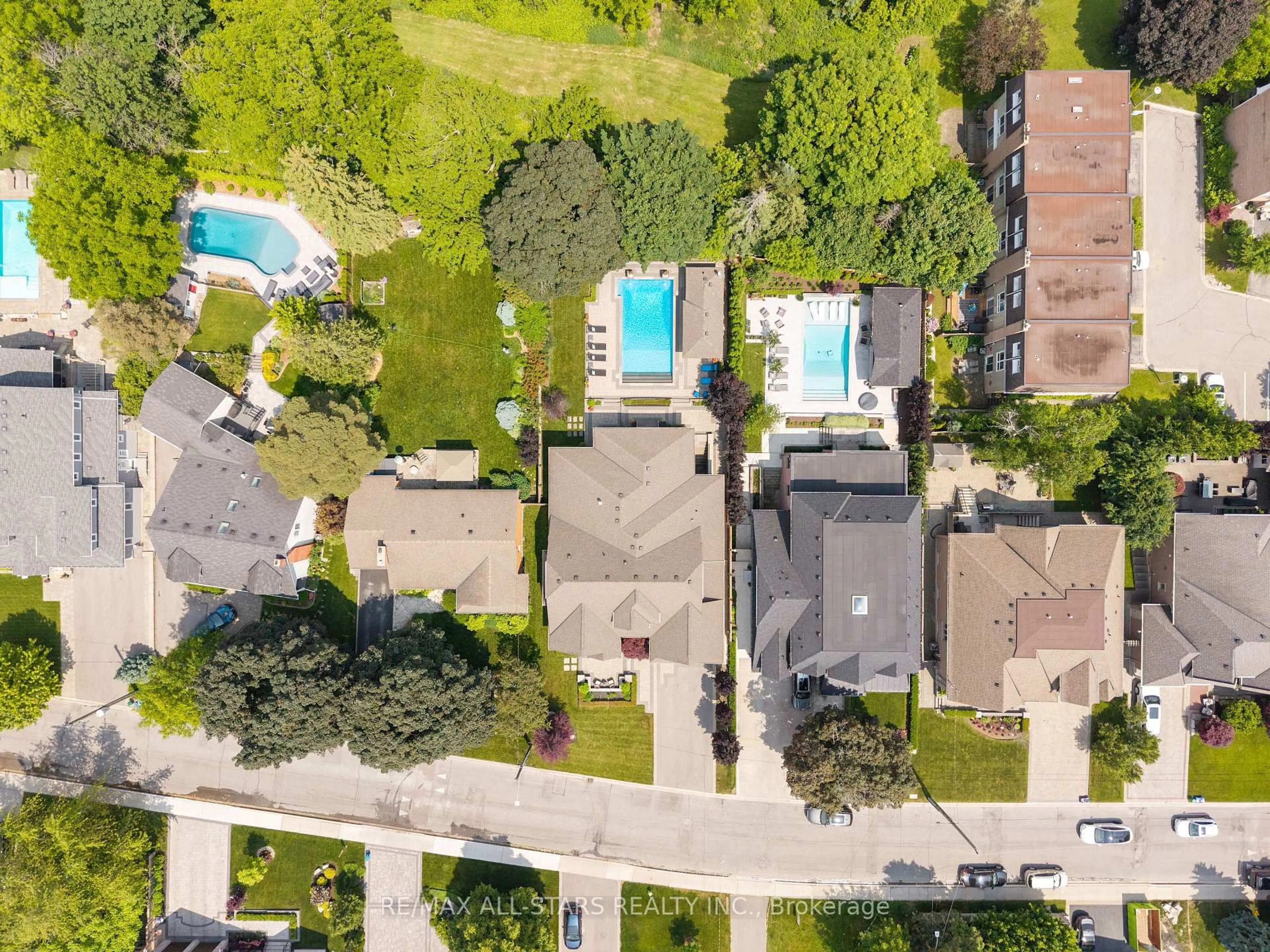 A pic from outside/outdoor area/front of a property/back of a property/a pic from drone, street for 27 Elm St, Markham Ontario L3P 2V3