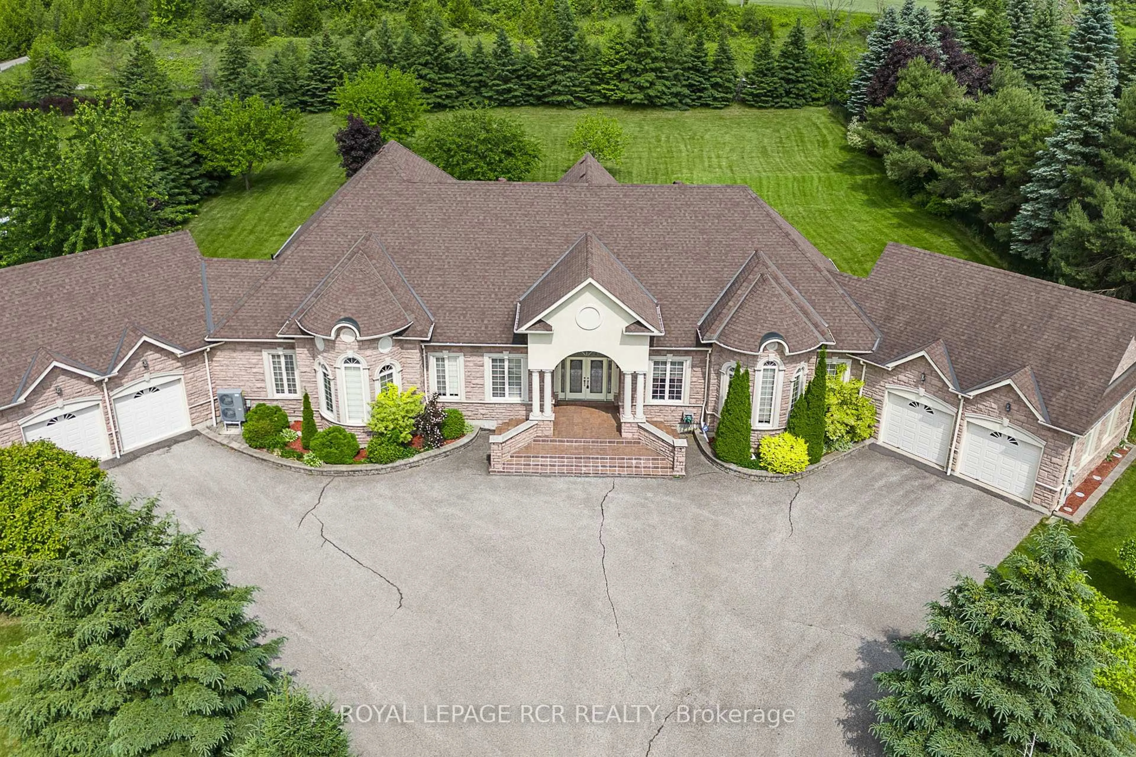 A pic from outside/outdoor area/front of a property/back of a property/a pic from drone, unknown for 5 Elias Snider Crt, Whitchurch-Stouffville Ontario L0H 1G0