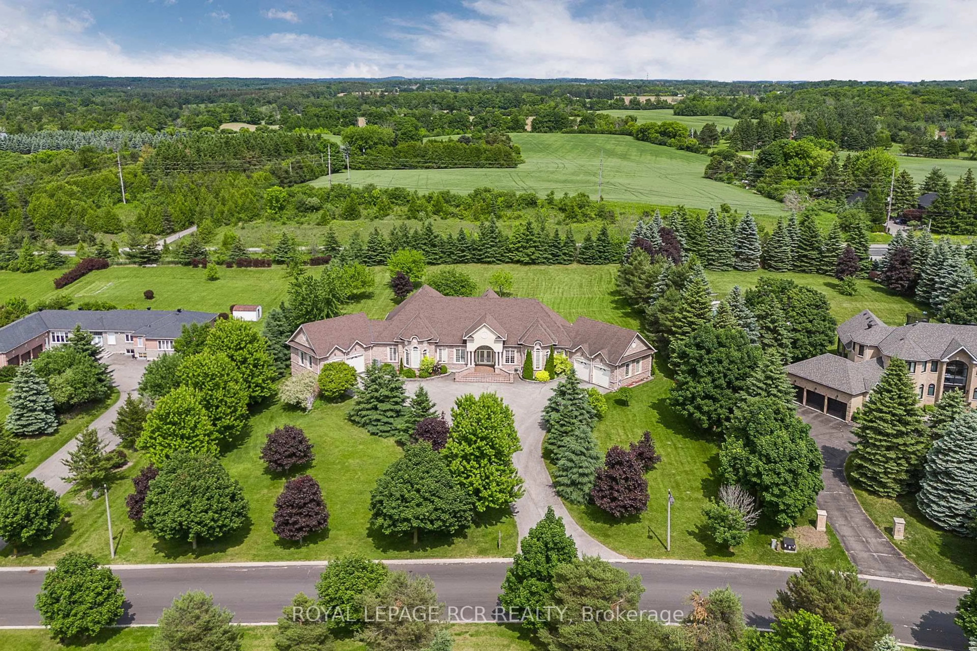 A pic from outside/outdoor area/front of a property/back of a property/a pic from drone, unknown for 5 Elias Snider Crt, Whitchurch-Stouffville Ontario L0H 1G0