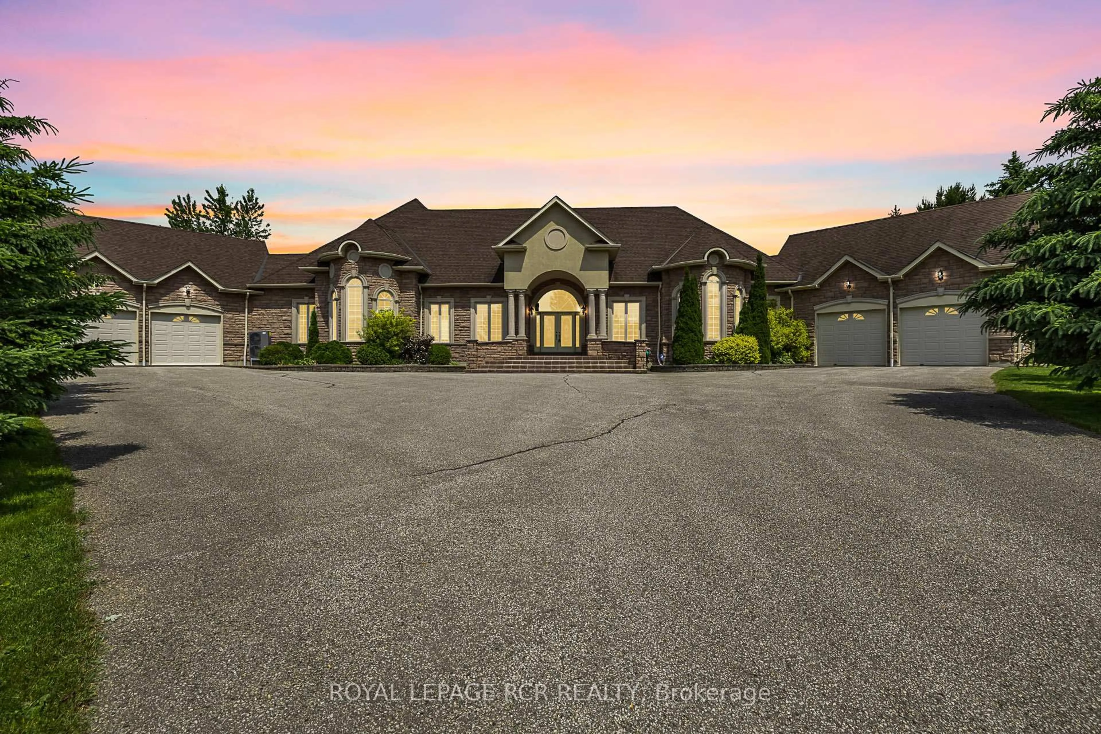 A pic from outside/outdoor area/front of a property/back of a property/a pic from drone, unknown for 5 Elias Snider Crt, Whitchurch-Stouffville Ontario L0H 1G0