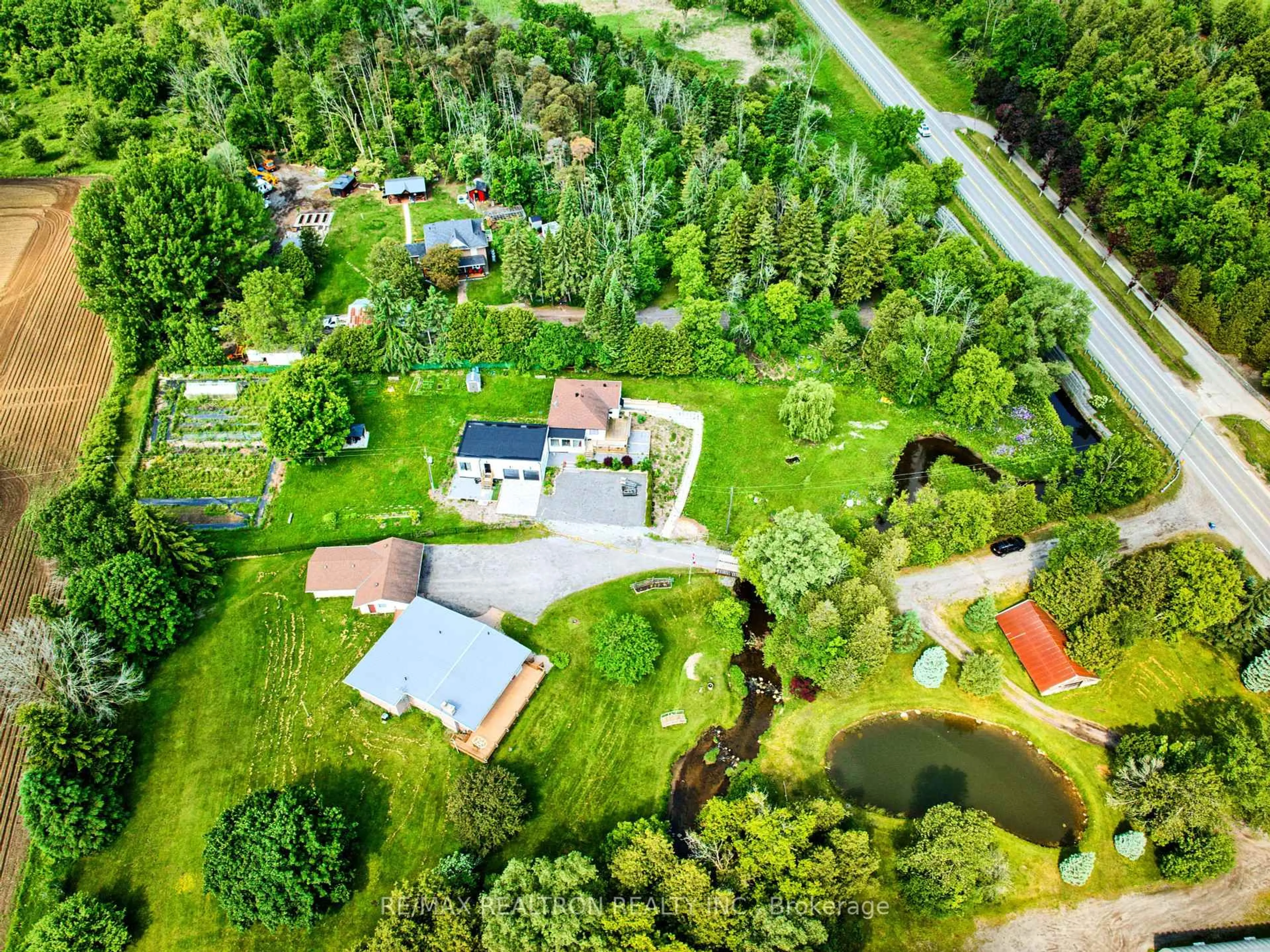 A pic from outside/outdoor area/front of a property/back of a property/a pic from drone, unknown for 2821 Mount Albert Rd, East Gwillimbury Ontario L0G 1R0