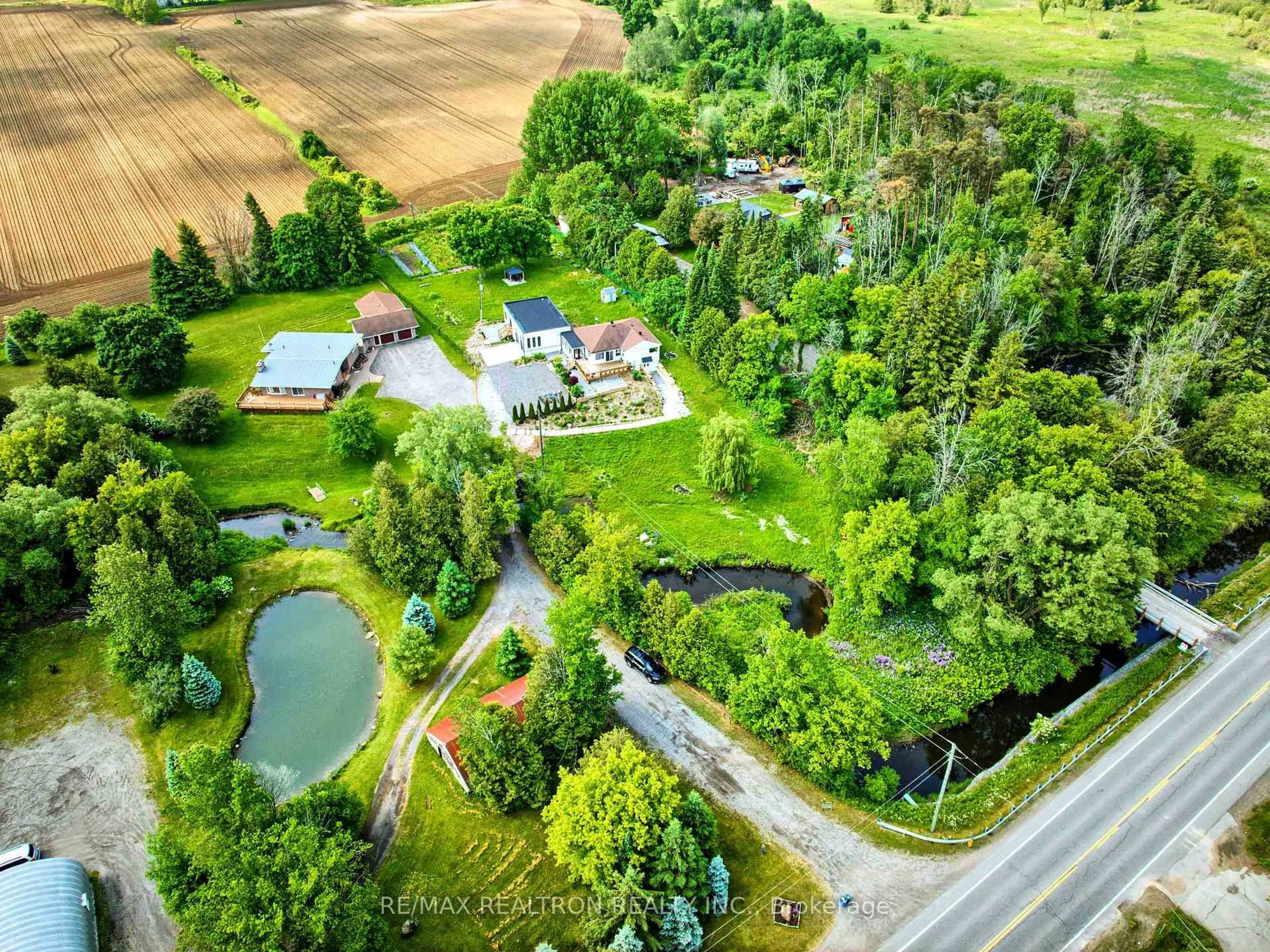 A pic from outside/outdoor area/front of a property/back of a property/a pic from drone, street for 2821 Mount Albert Rd, East Gwillimbury Ontario L0G 1R0
