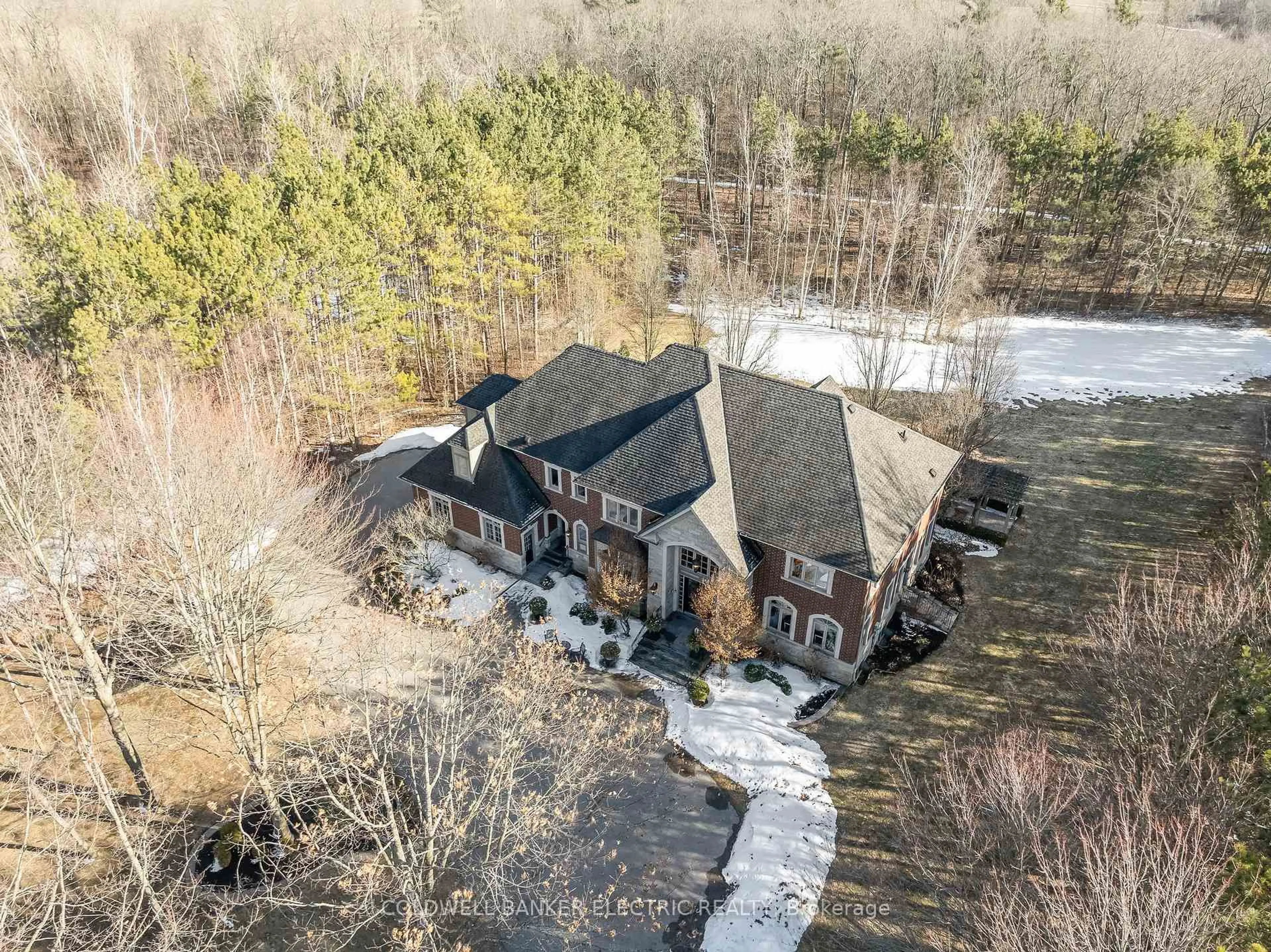 A pic from outside/outdoor area/front of a property/back of a property/a pic from drone, unknown for 7 Deer Run, Uxbridge Ontario L9P 1R4