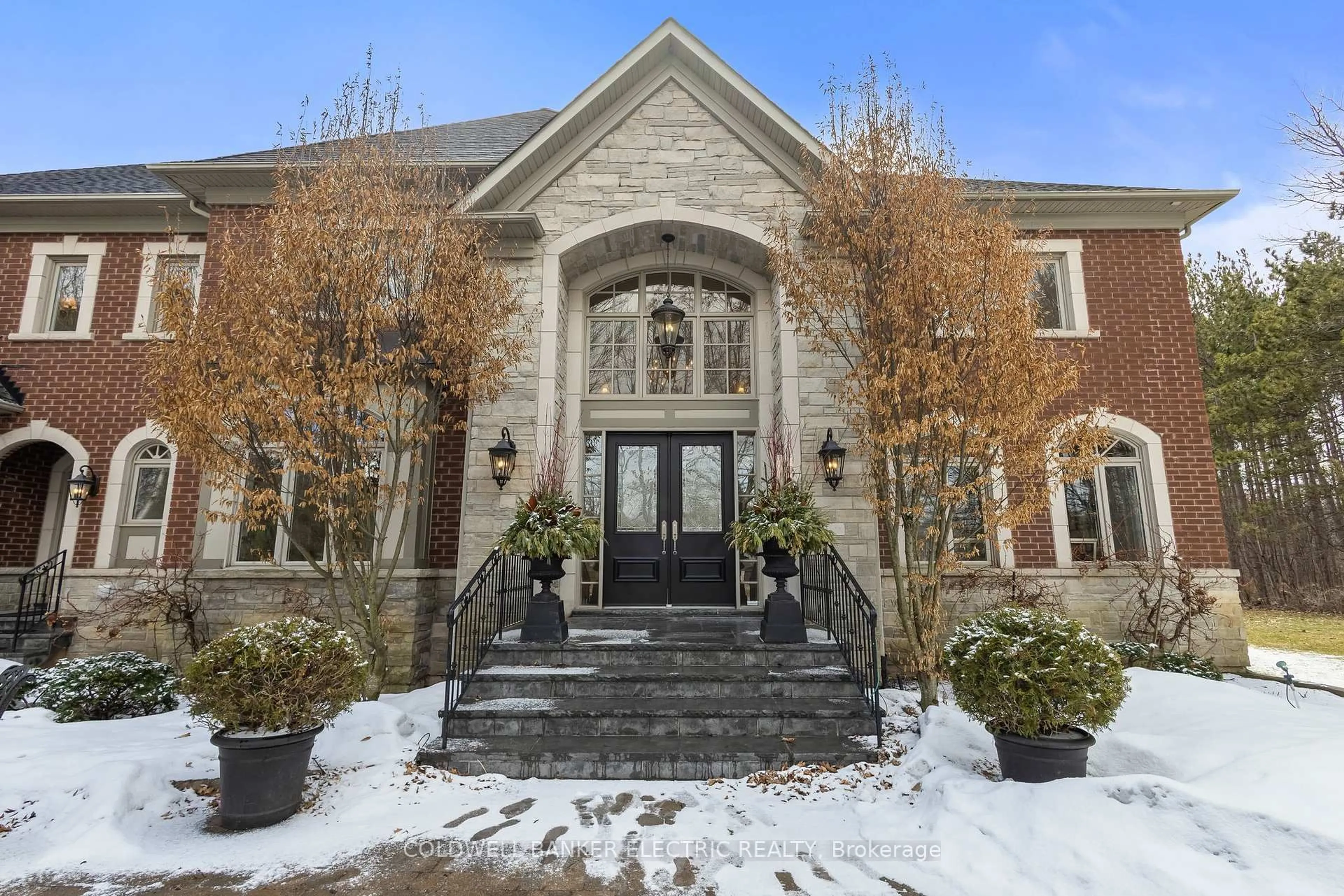Indoor foyer for 7 Deer Run, Uxbridge Ontario L9P 1R4