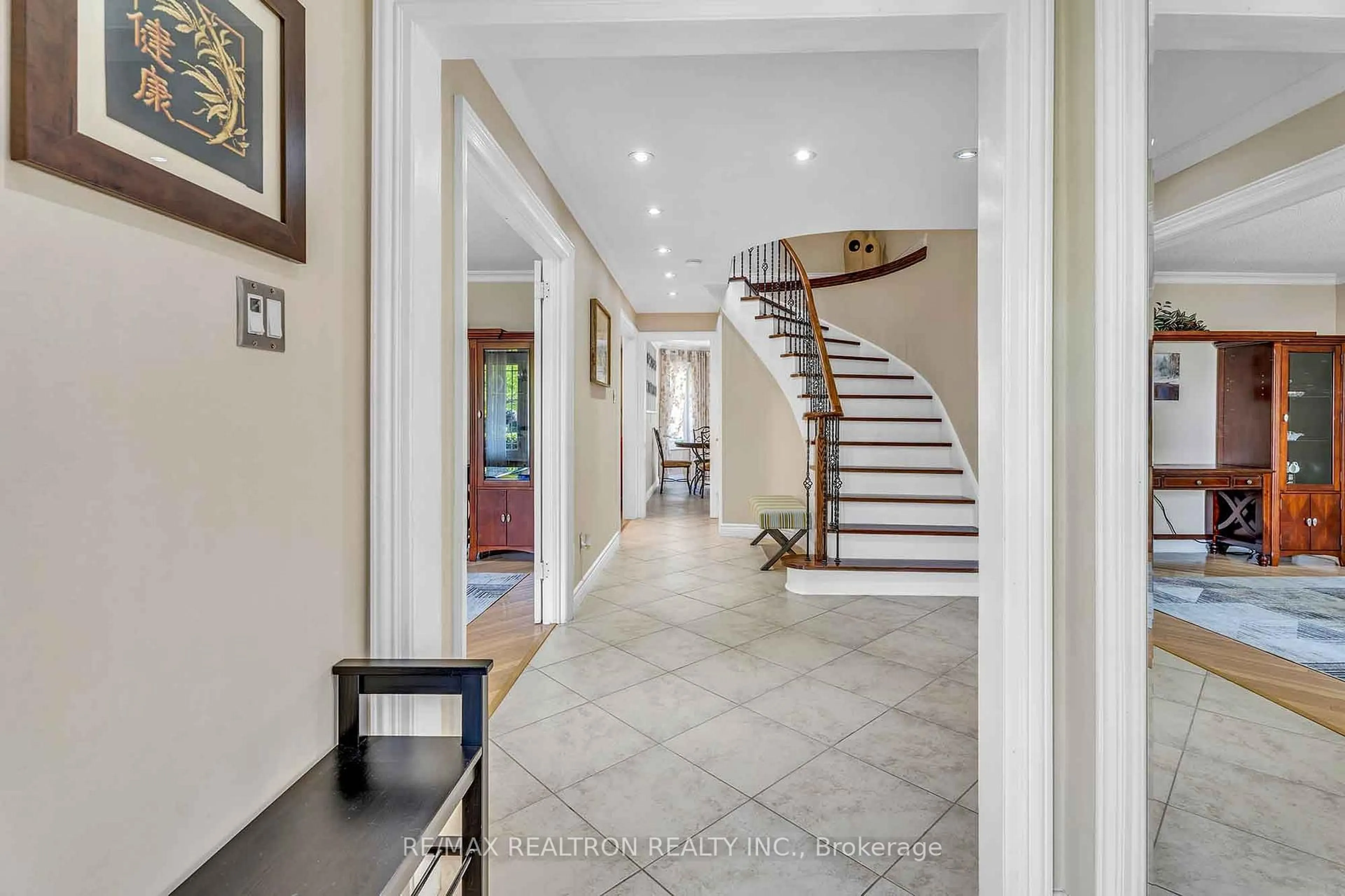 Indoor foyer for 38 Mccallum Dr, Richmond Hill Ontario L4C 7S9