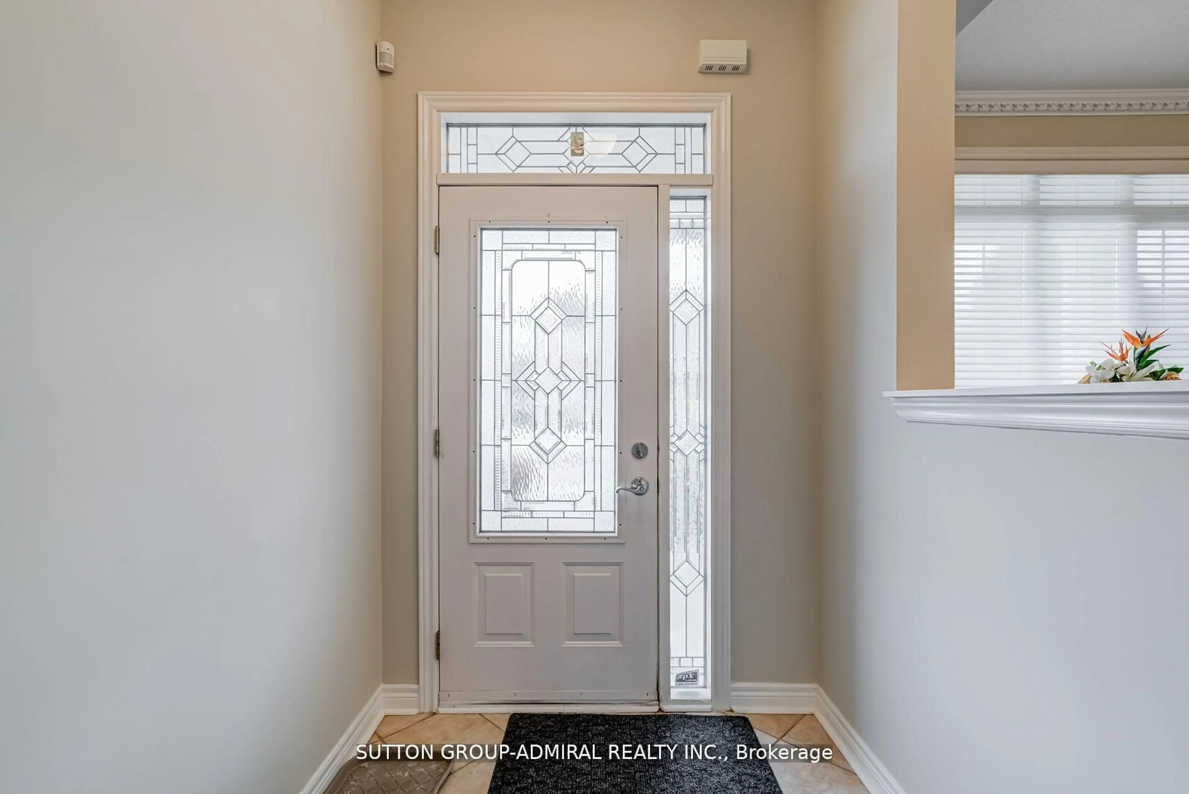 Indoor entryway for 393 Coachwhip Tr, Newmarket Ontario L3X 2R2