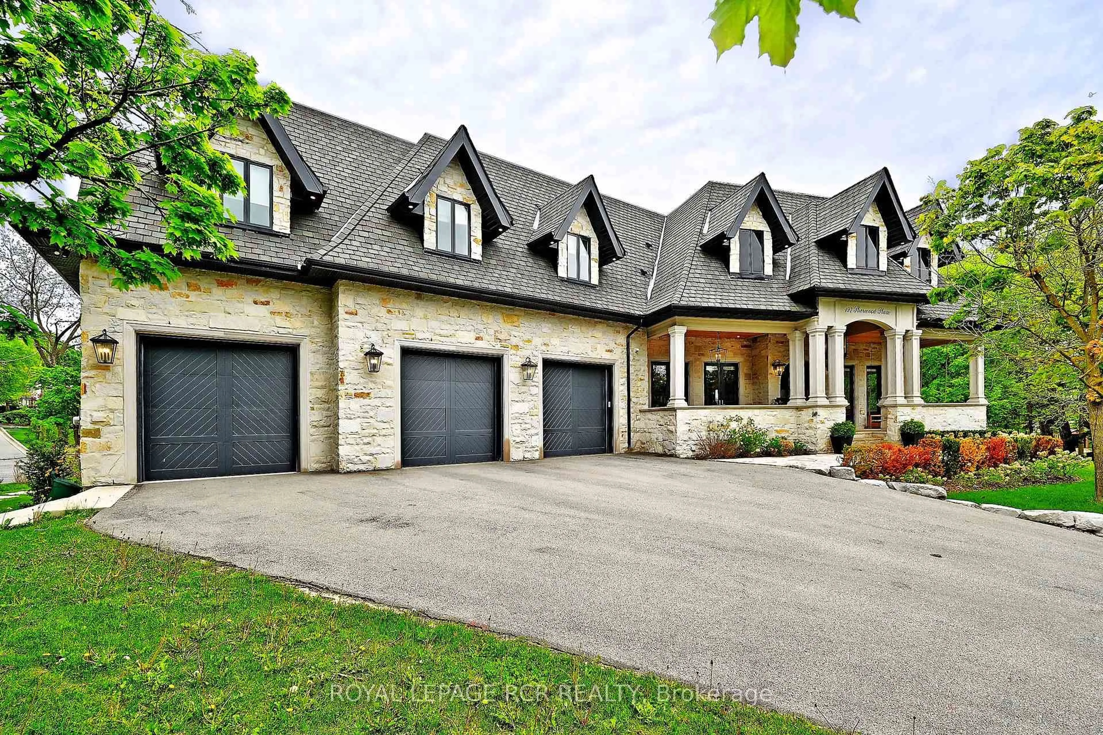 Home with brick exterior material, street for 197 Sherwood Pl, Newmarket Ontario L3Y 8E5