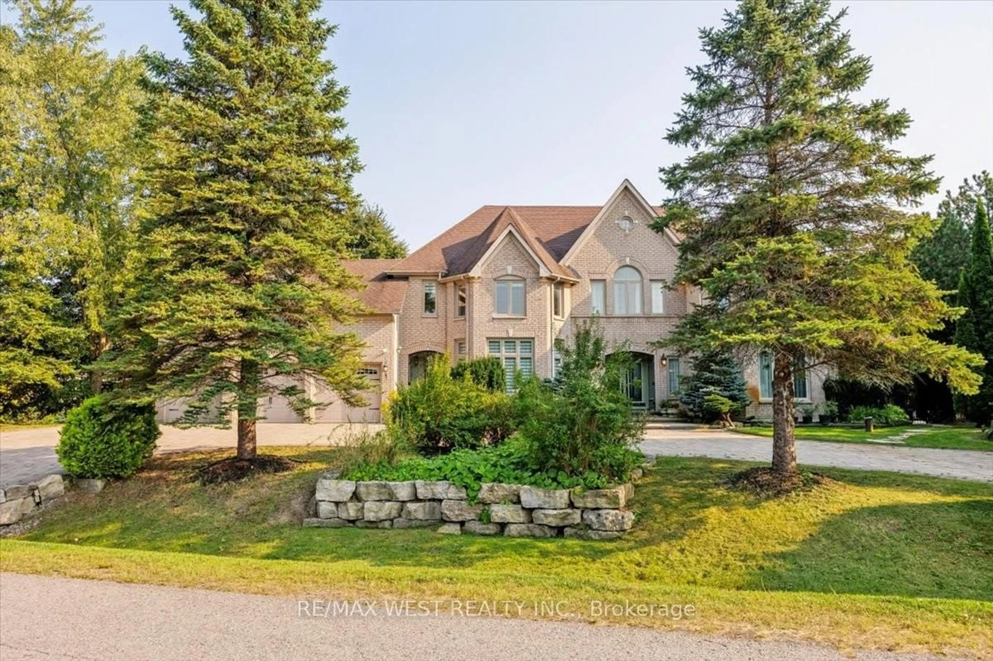 A pic from outside/outdoor area/front of a property/back of a property/a pic from drone, unknown for 2 Waterford Lane, Whitchurch-Stouffville Ontario L4A 2C1