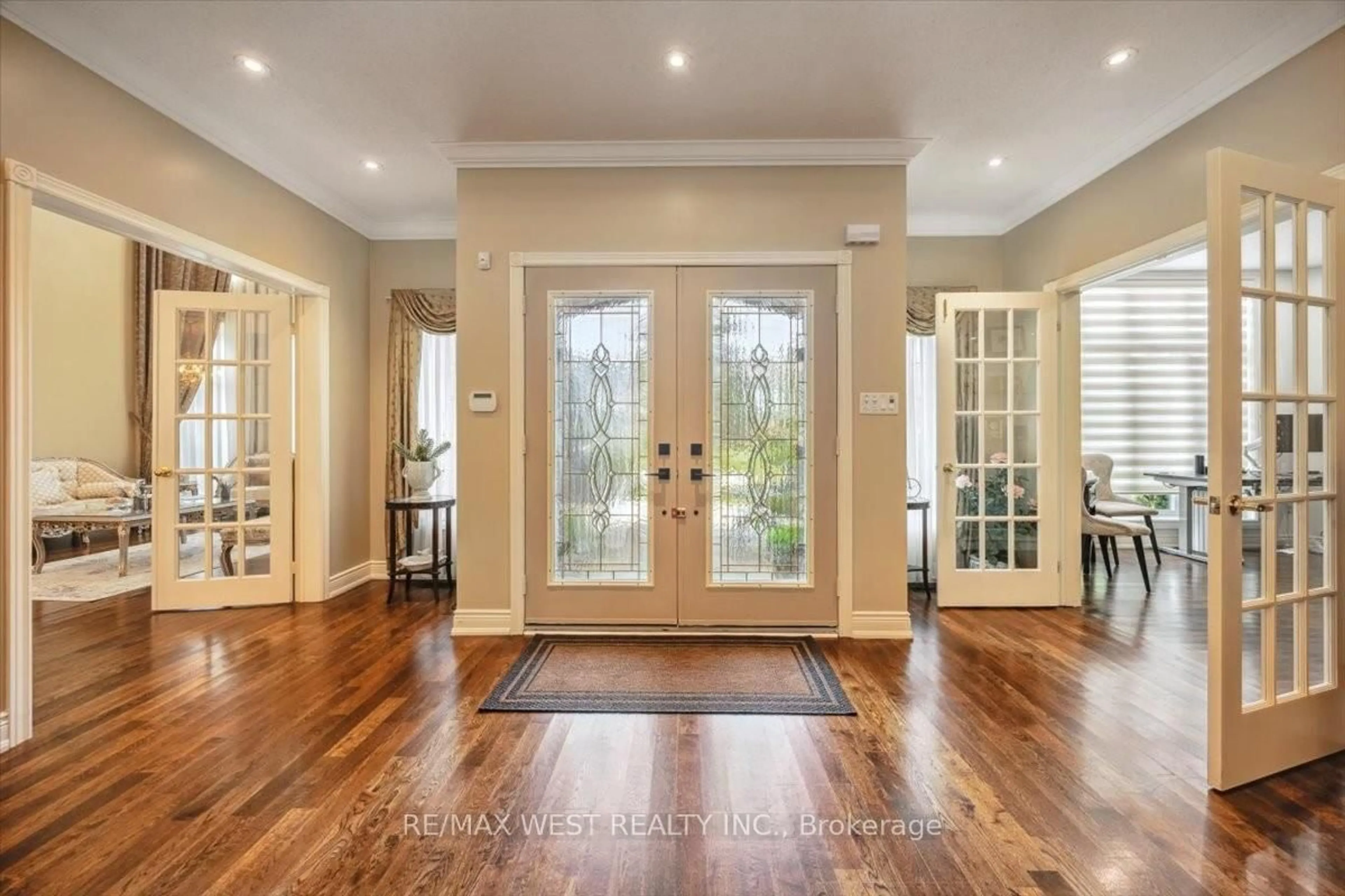 Indoor entryway for 2 Waterford Lane, Whitchurch-Stouffville Ontario L4A 2C1