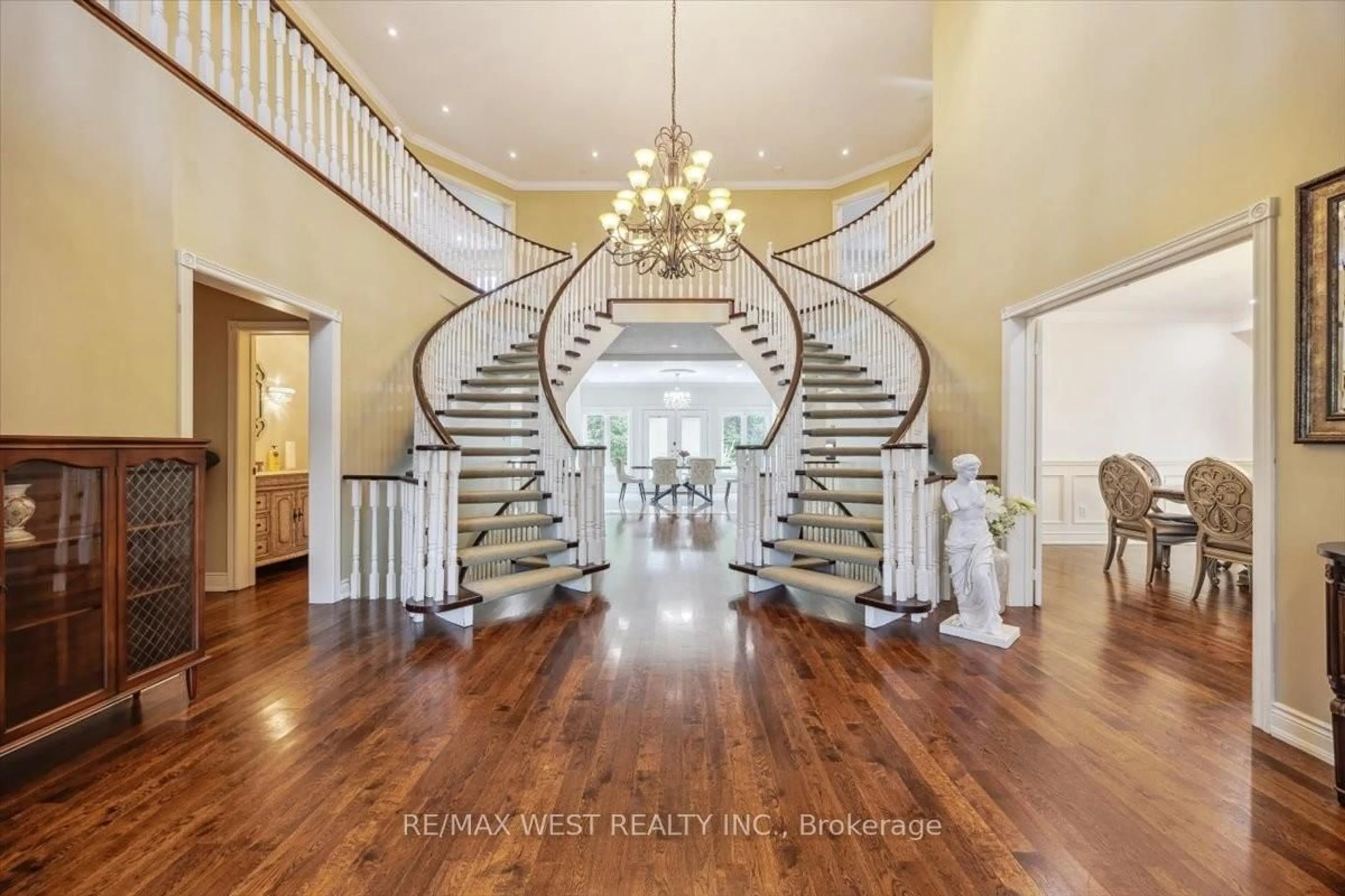 Indoor foyer for 2 Waterford Lane, Whitchurch-Stouffville Ontario L4A 2C1