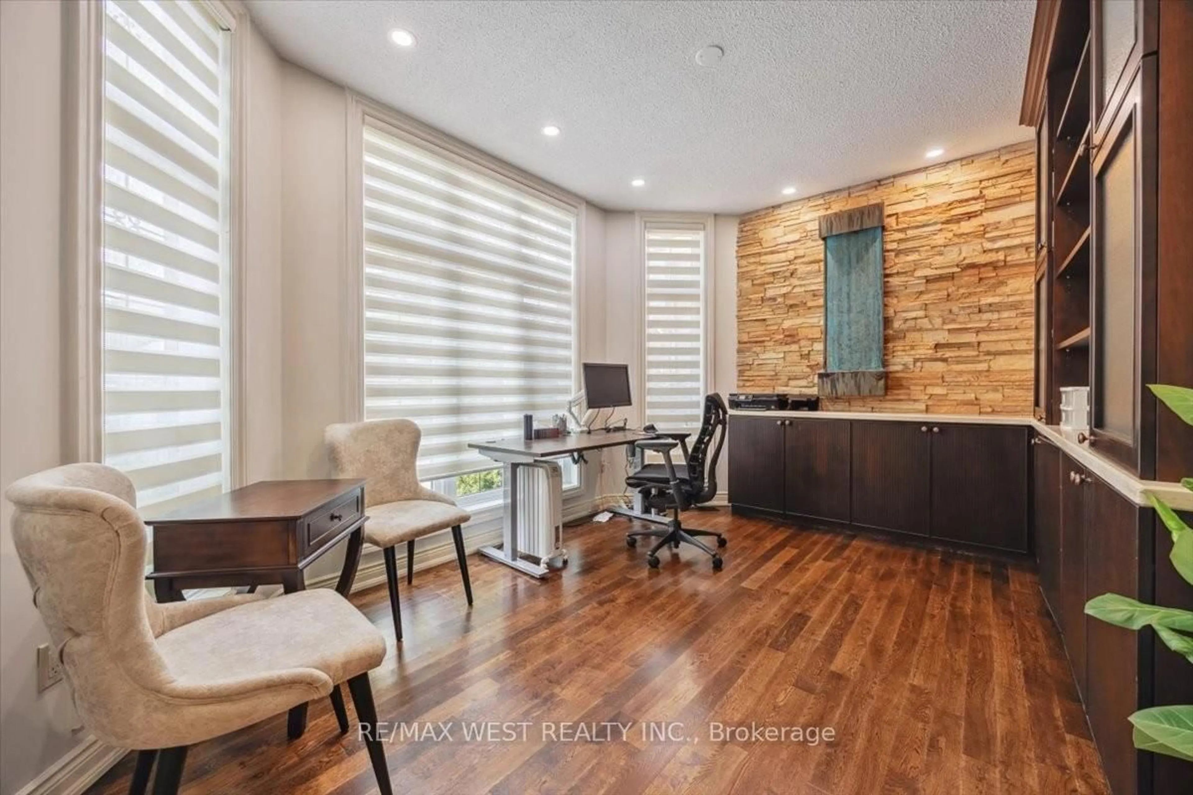 Indoor foyer for 2 Waterford Lane, Whitchurch-Stouffville Ontario L4A 2C1