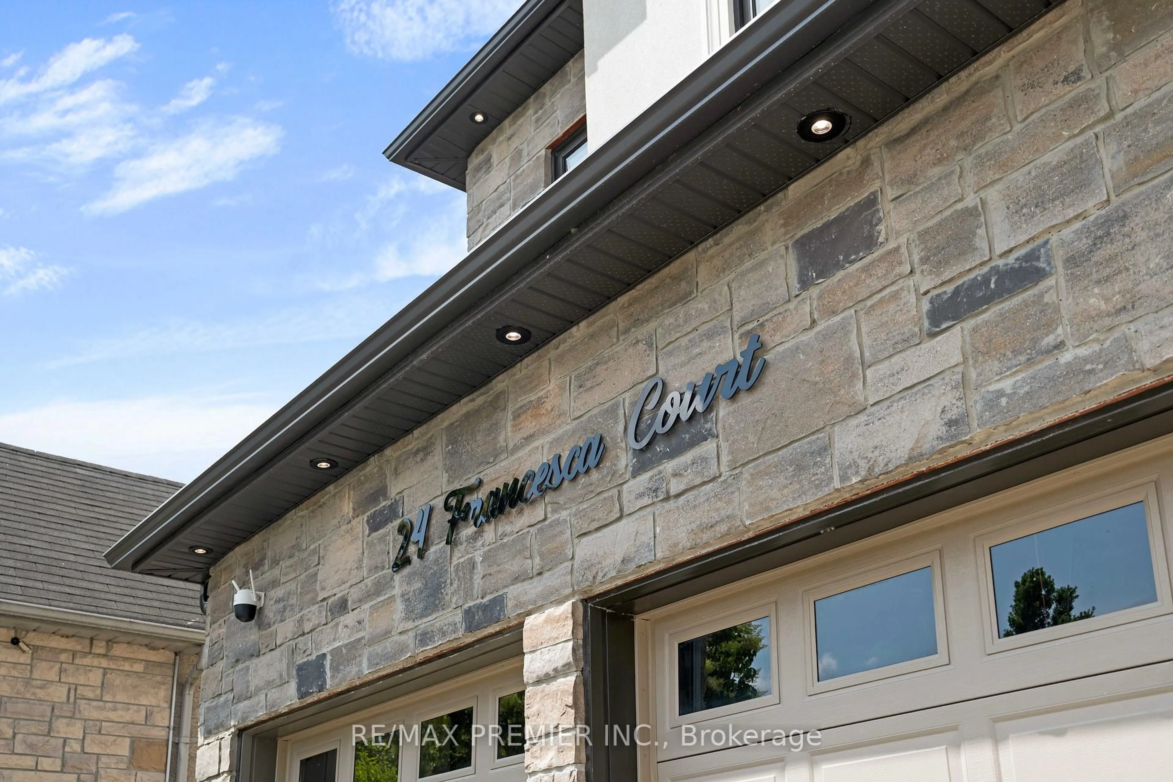 Indoor foyer for 24 Francesca Crt, Vaughan Ontario L4L 9L2