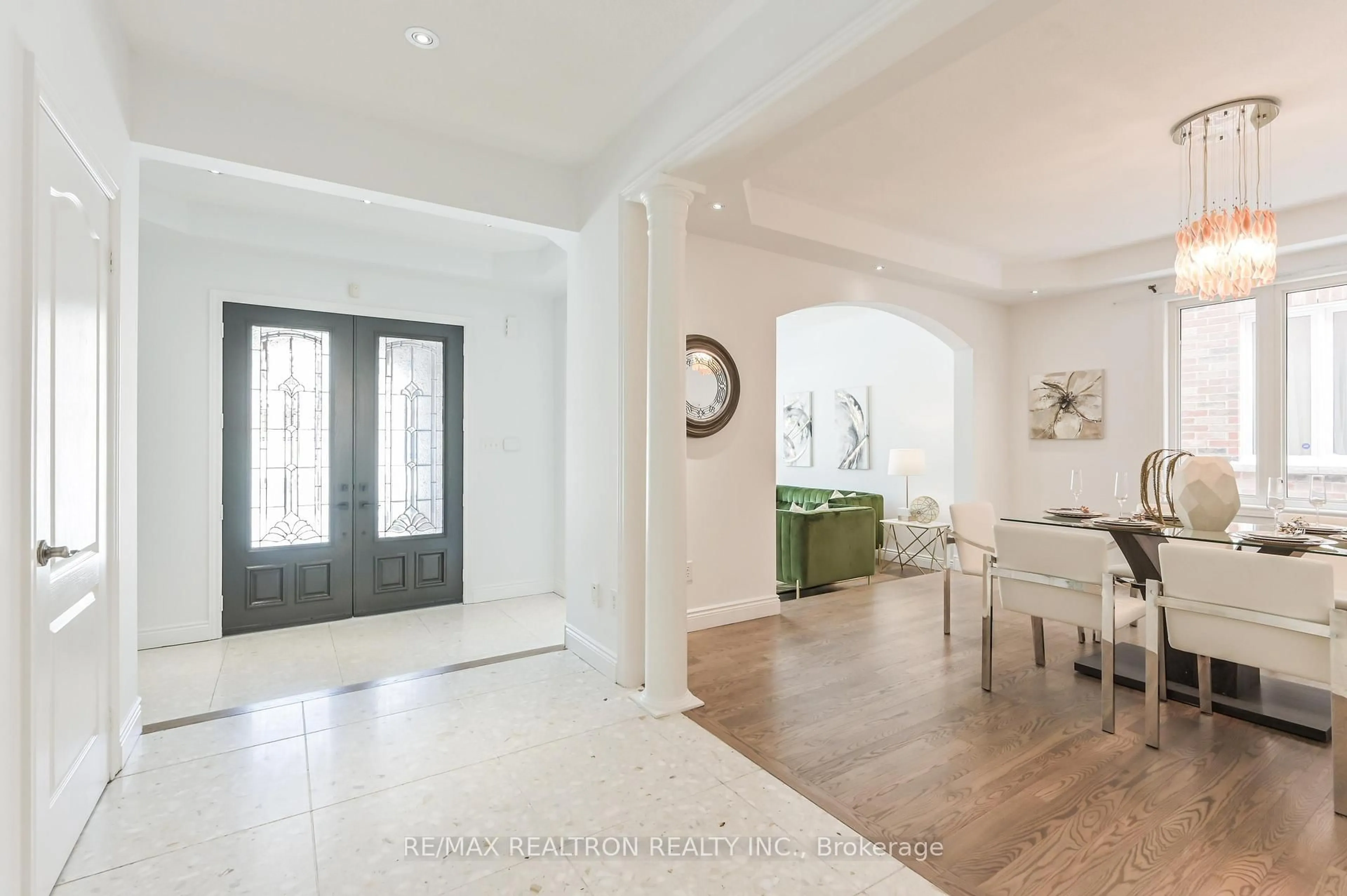 Indoor entryway for 10 Golden Meadow Dr, Markham Ontario L6E 1V8
