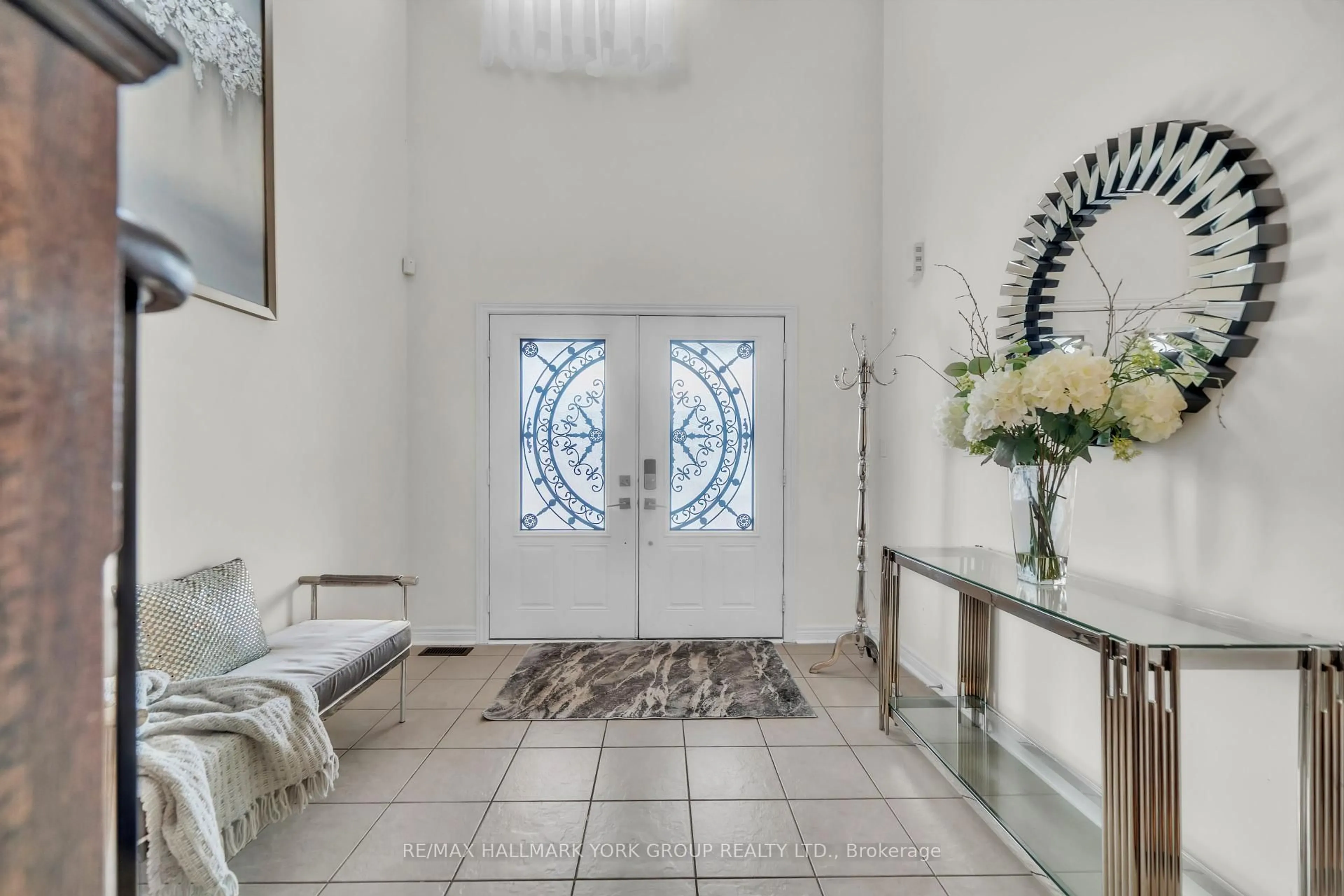 Indoor foyer for 133 Long St, Bradford West Gwillimbury Ontario L3Z 0S5