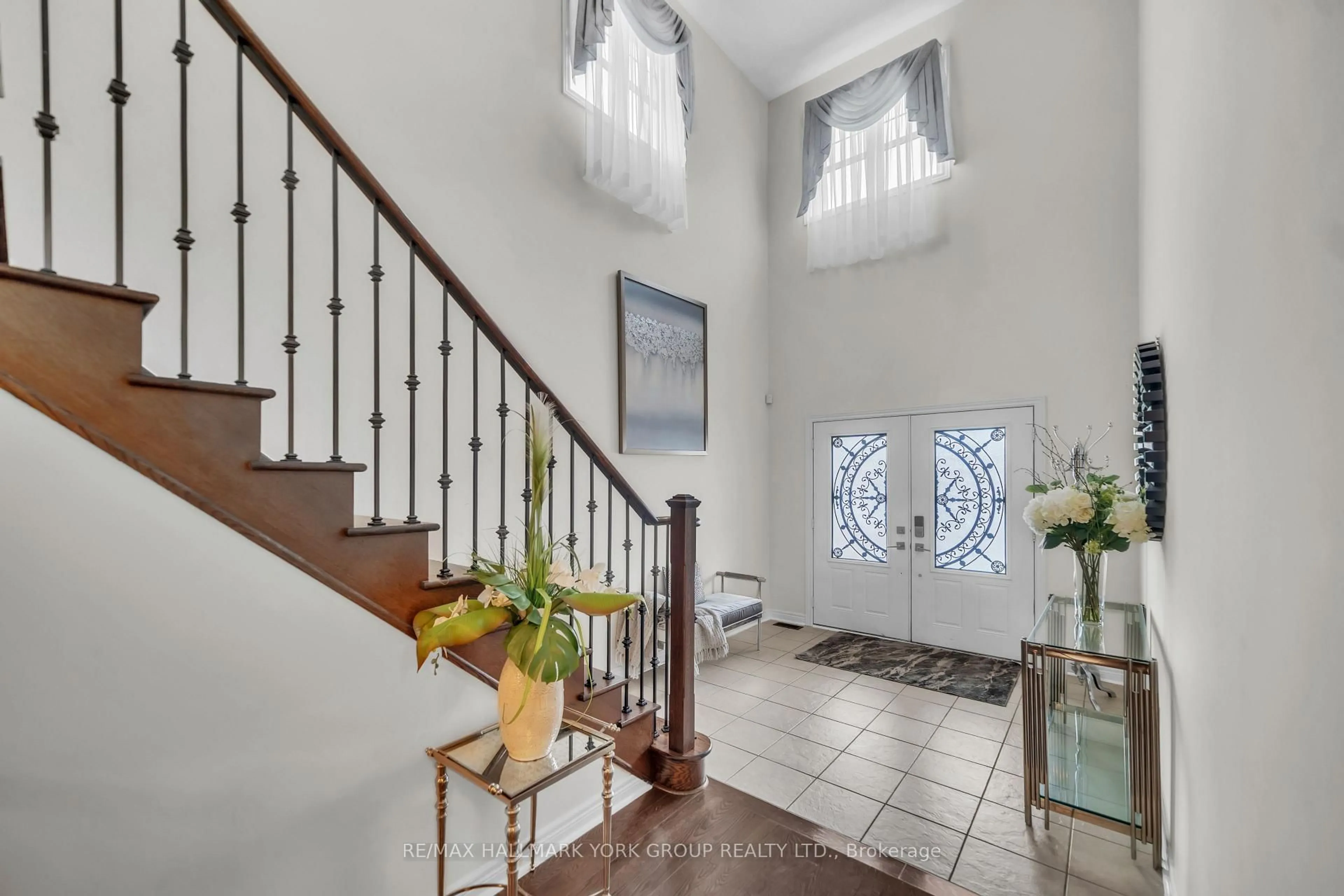 Indoor foyer for 133 Long St, Bradford West Gwillimbury Ontario L3Z 0S5