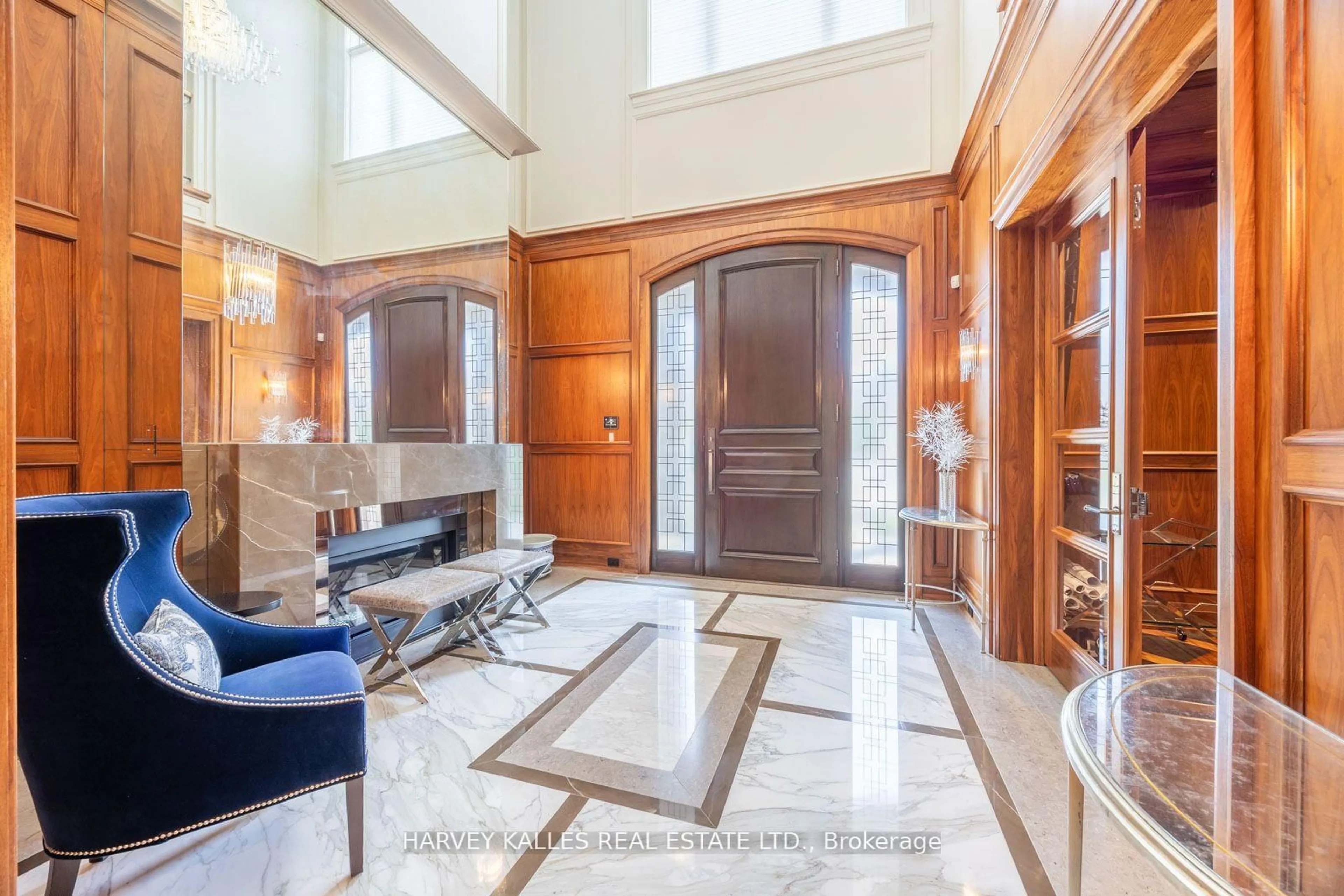 Indoor foyer for 147 Cooks Mill Cres, Vaughan Ontario L6A 0L1