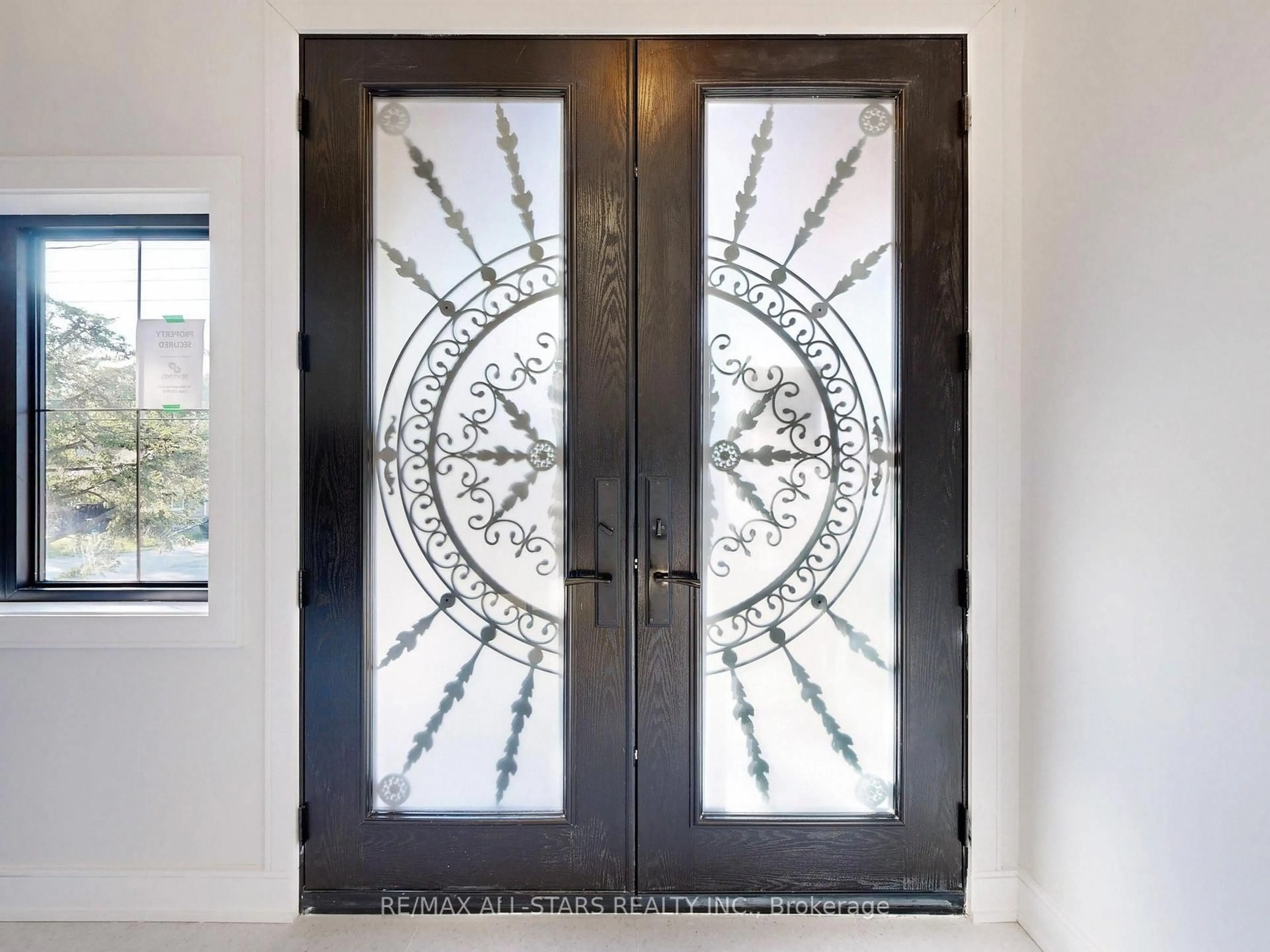 Indoor entryway for 215 Bayview Ave, Georgina Ontario L4P 2T3