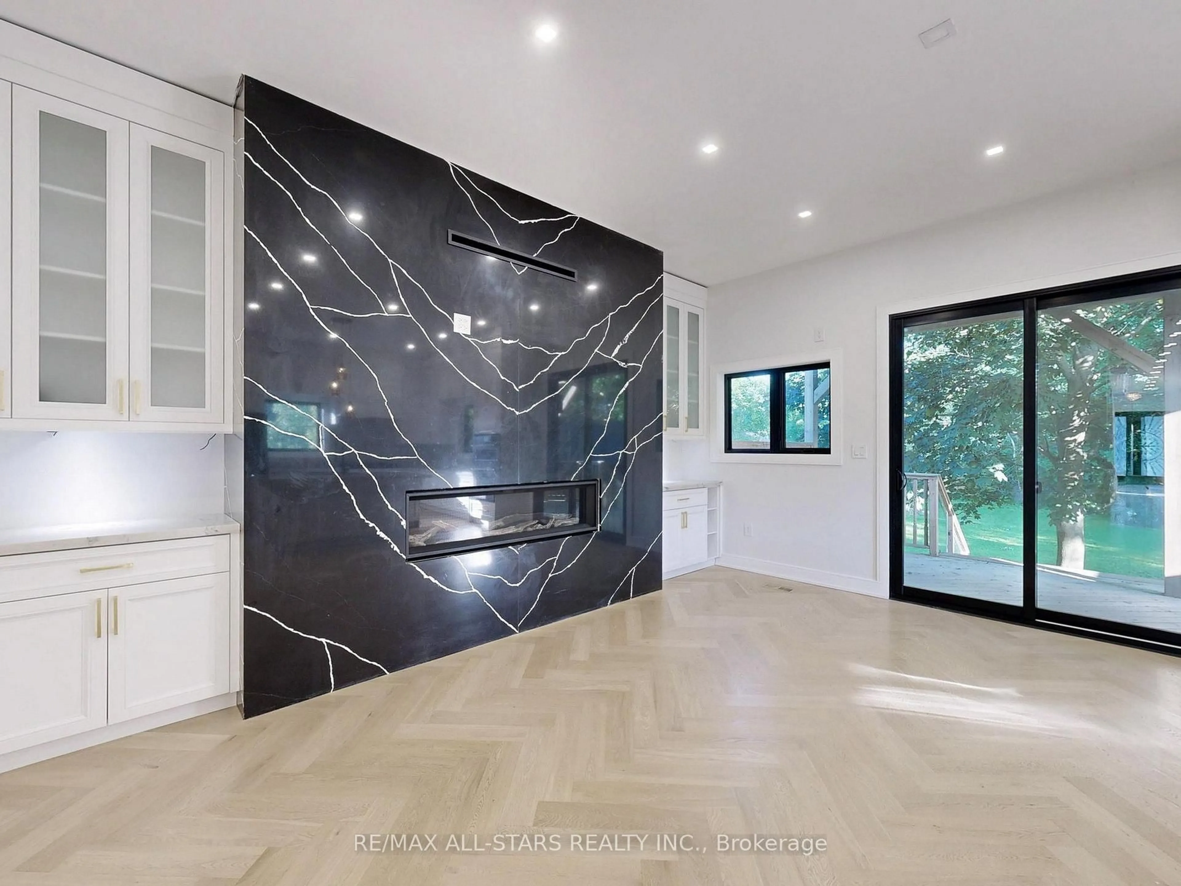 Indoor entryway for 215 Bayview Ave, Georgina Ontario L4P 2T3