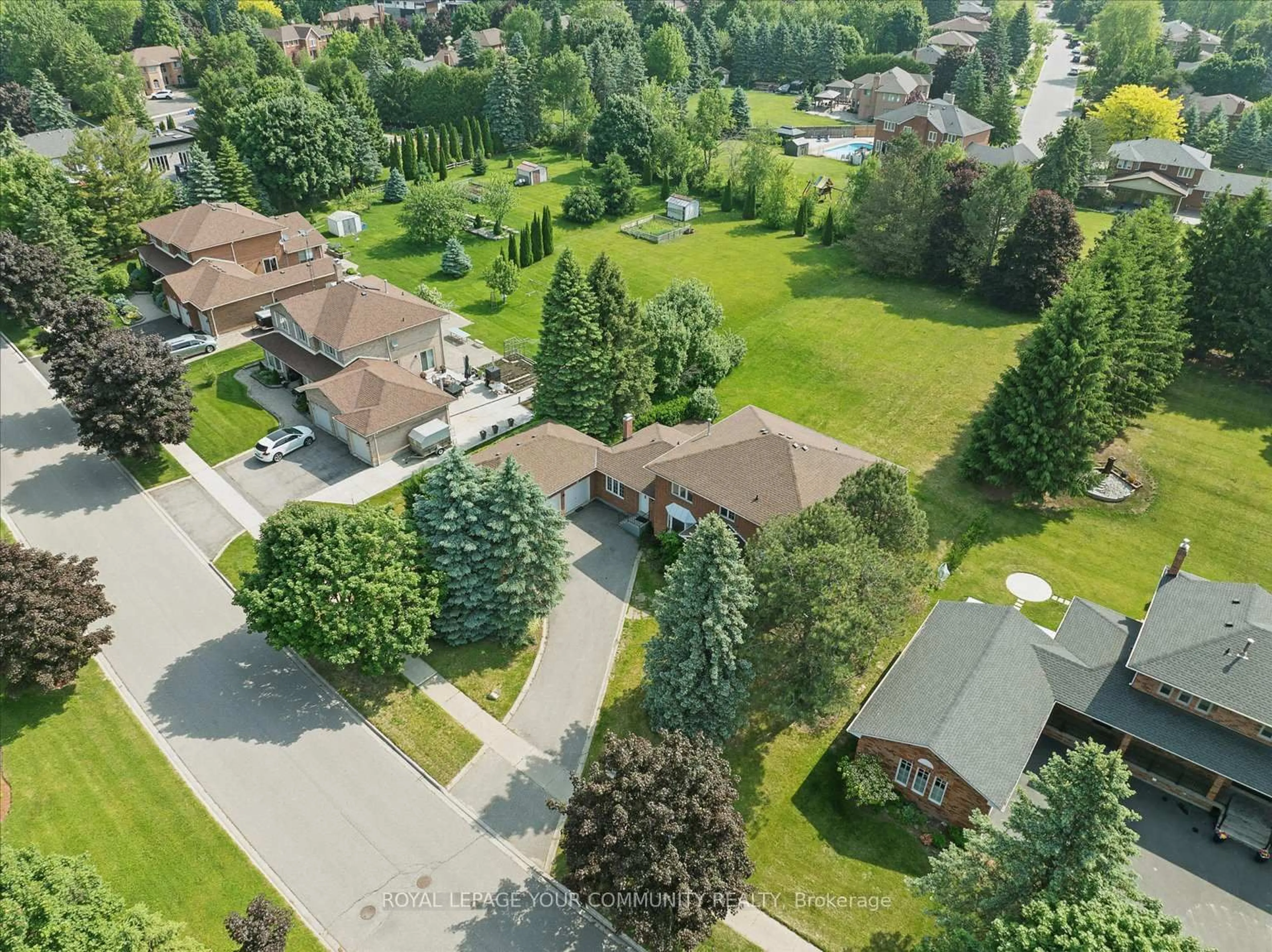 A pic from outside/outdoor area/front of a property/back of a property/a pic from drone, street for 207 Burns Blvd, King Ontario L7B 1C8