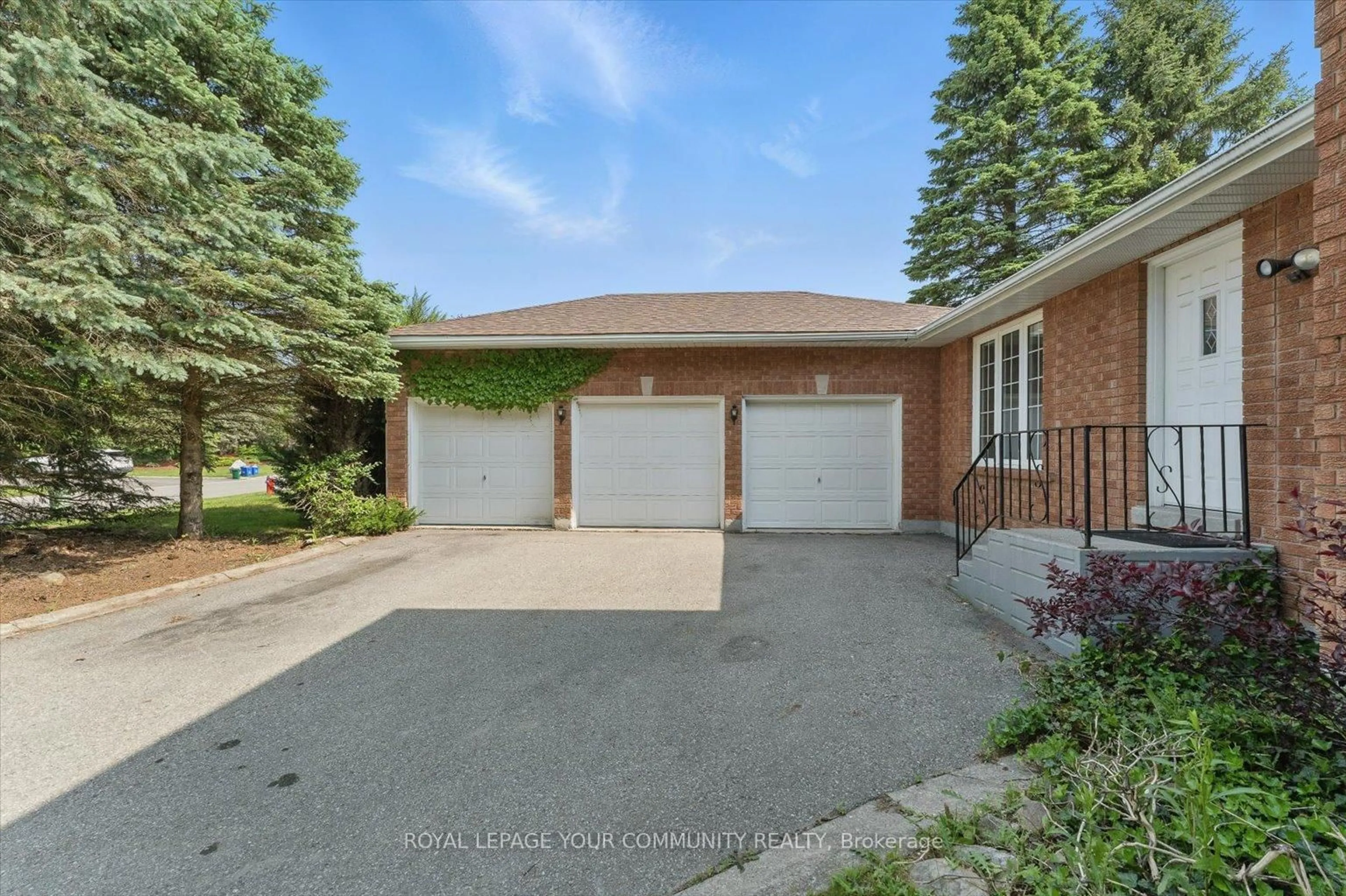 A pic from outside/outdoor area/front of a property/back of a property/a pic from drone, unknown for 207 Burns Blvd, King Ontario L7B 1C8