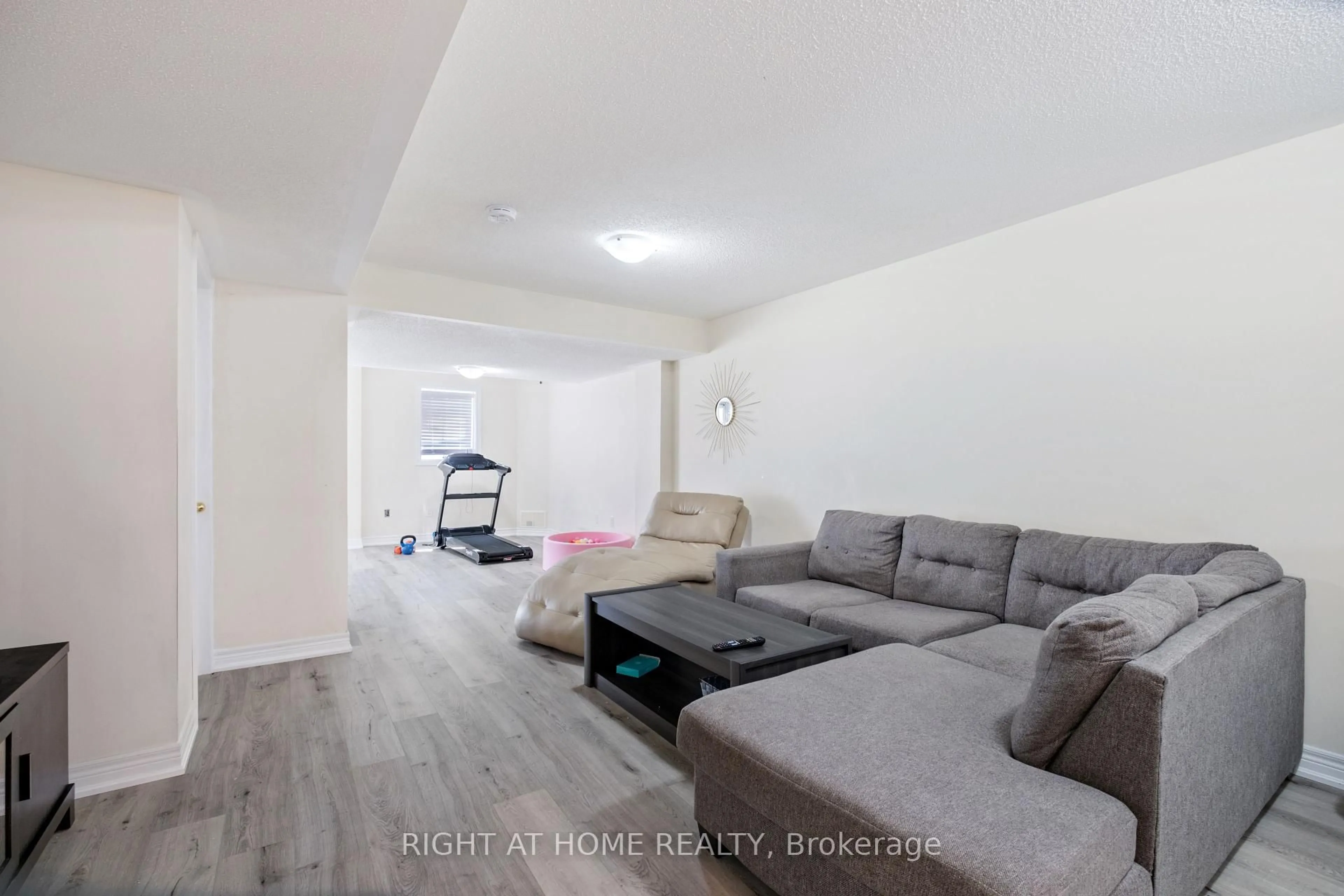 A pic of a room for 1381 Lormel Gate Ave, Innisfil Ontario L0L 1W0