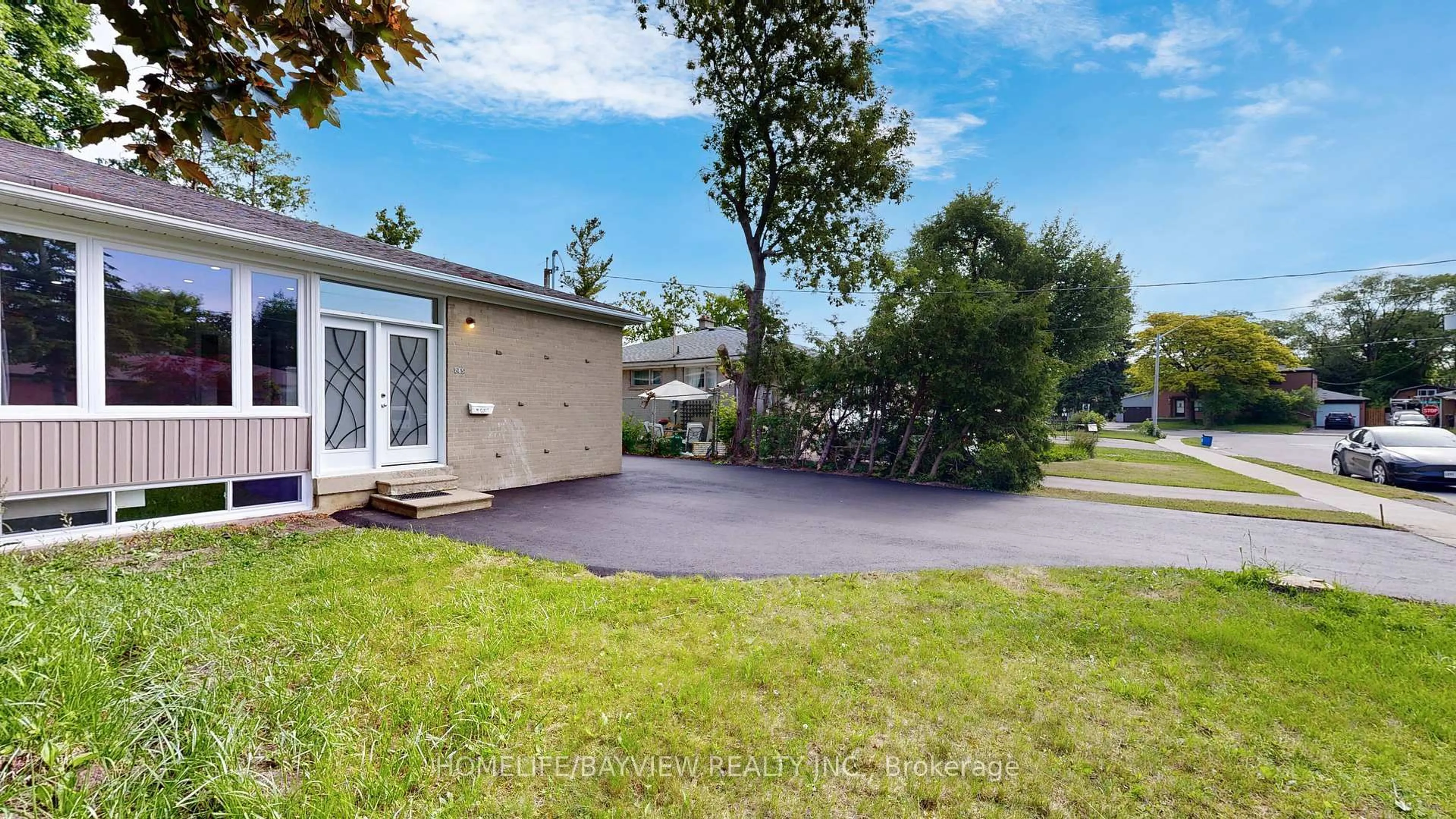 A pic from outside/outdoor area/front of a property/back of a property/a pic from drone, street for 245 Alsace Rd, Richmond Hill Ontario L4C 2W9