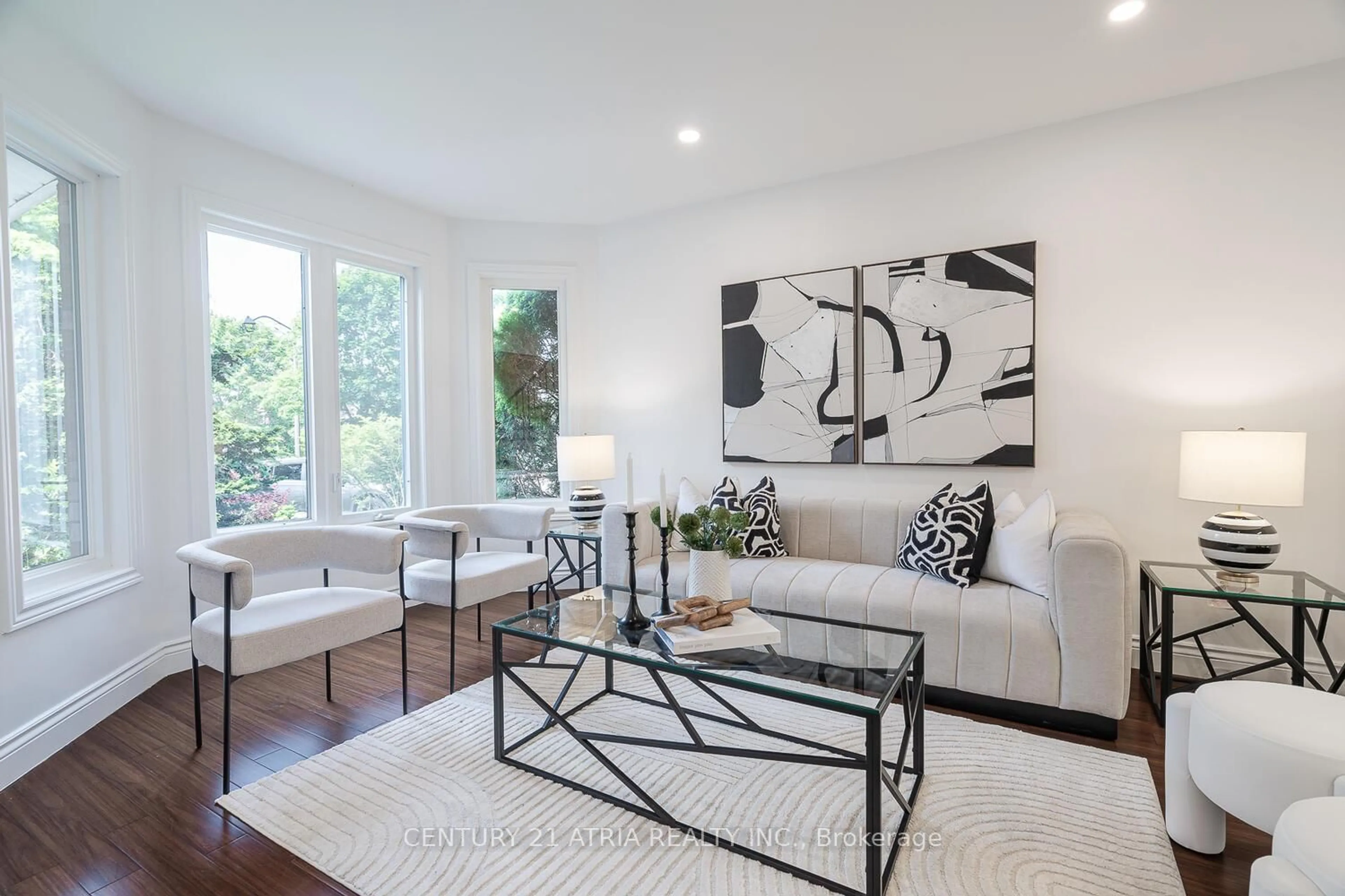 Living room with furniture, unknown for 91 Dawlish Ave, Aurora Ontario L4G 6R4