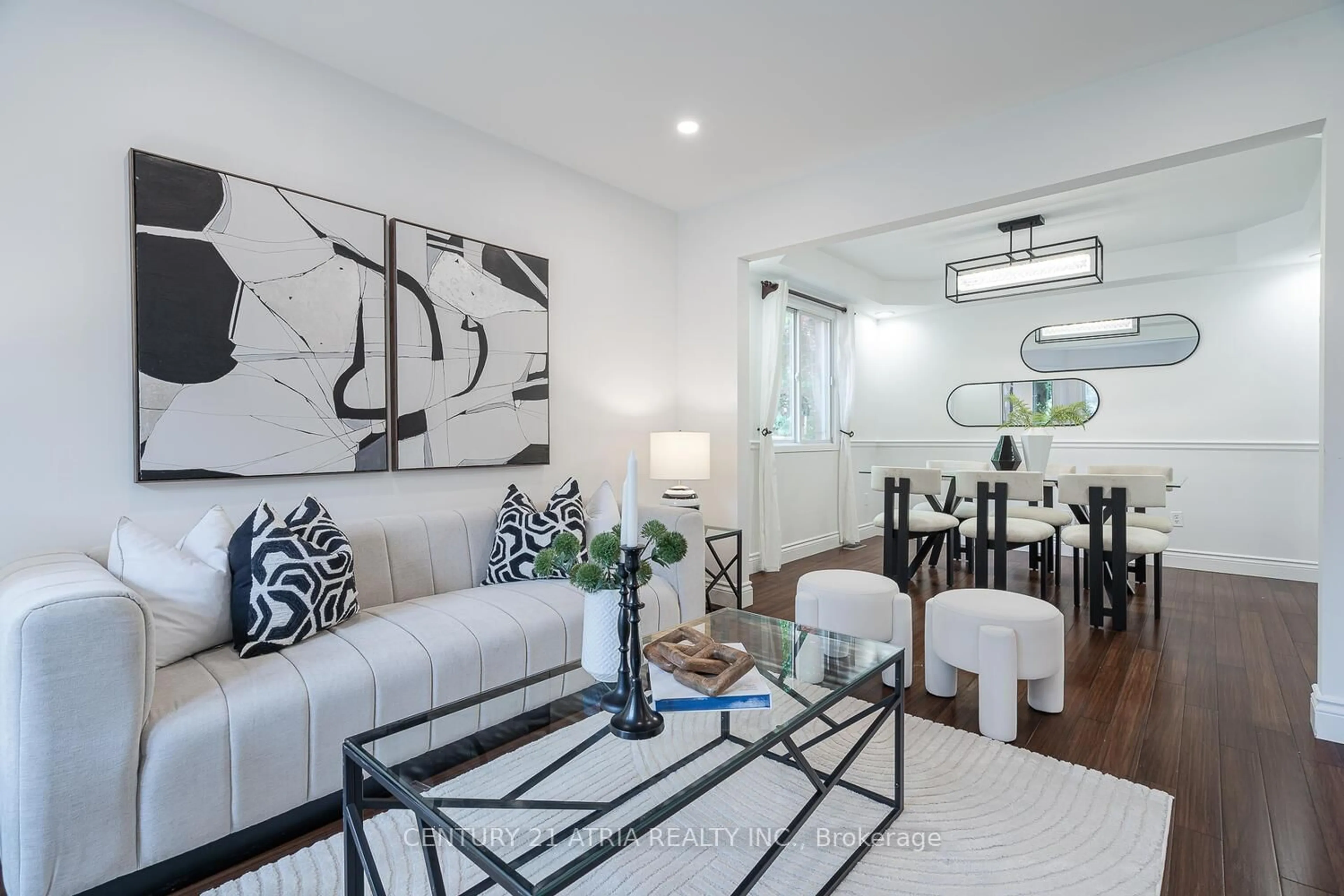 Living room with furniture, unknown for 91 Dawlish Ave, Aurora Ontario L4G 6R4