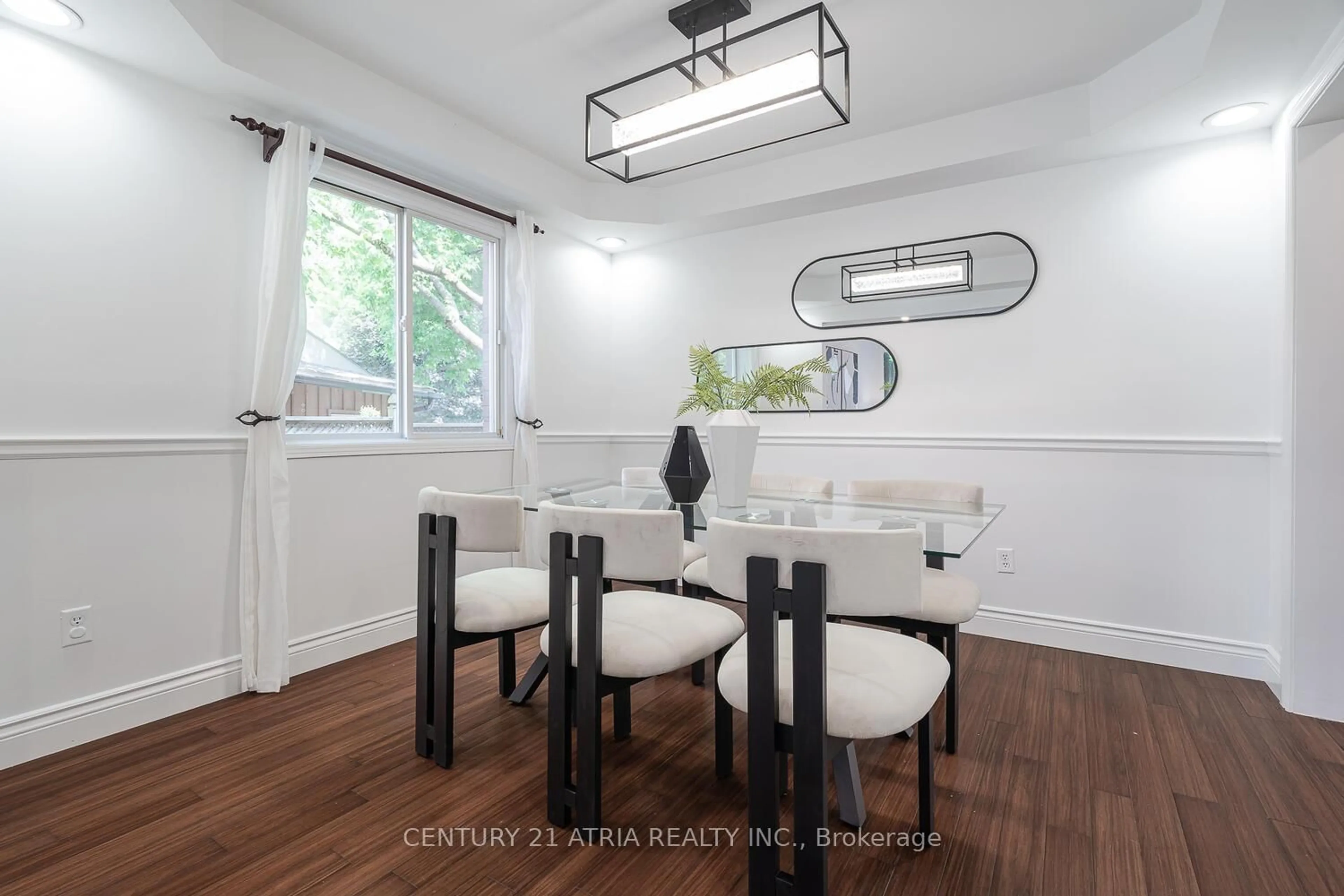 Dining room, wood/laminate floor for 91 Dawlish Ave, Aurora Ontario L4G 6R4