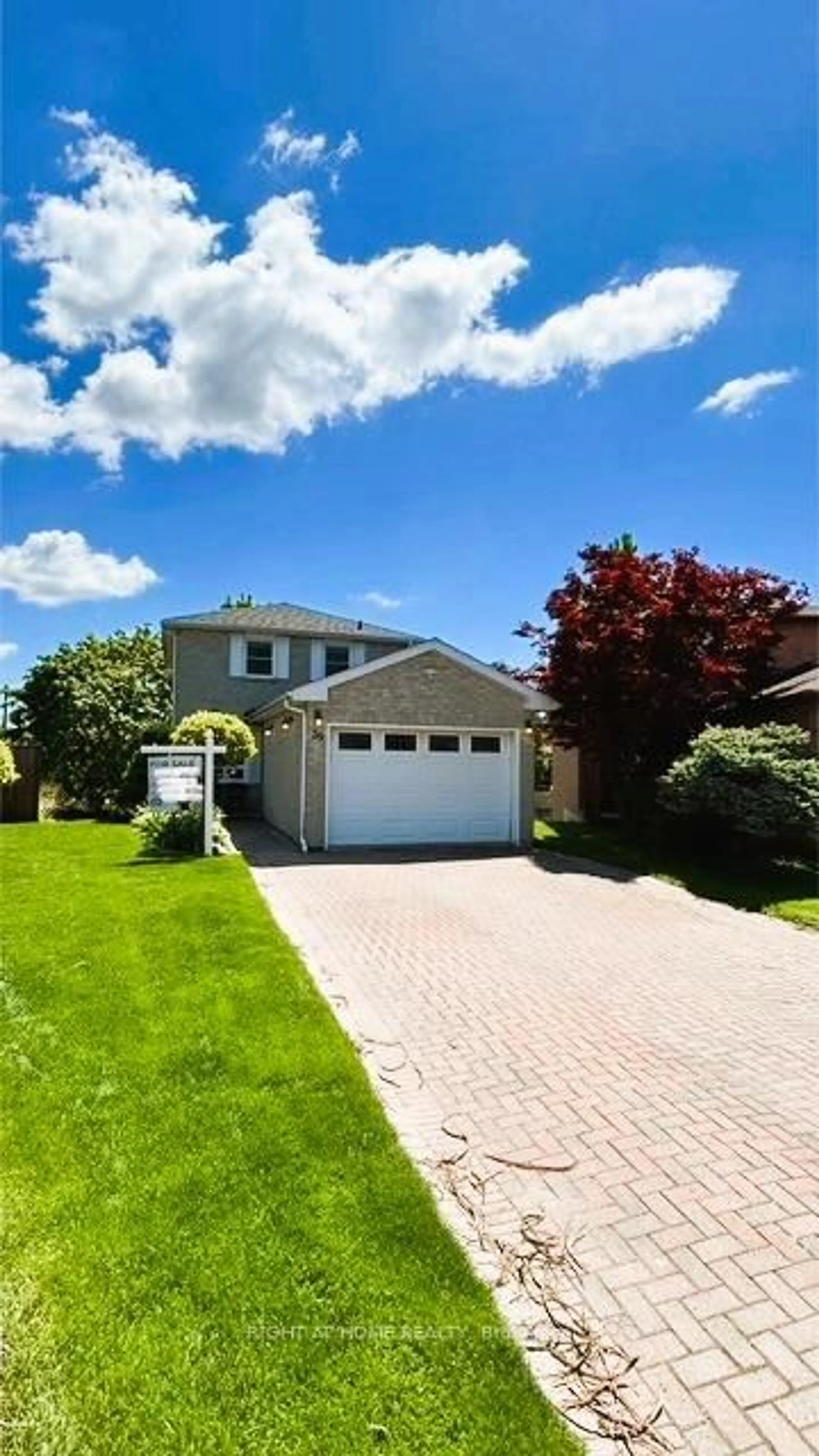Home with vinyl exterior material, street for 39 Aranka Crt, Richmond Hill Ontario L4C 7V2