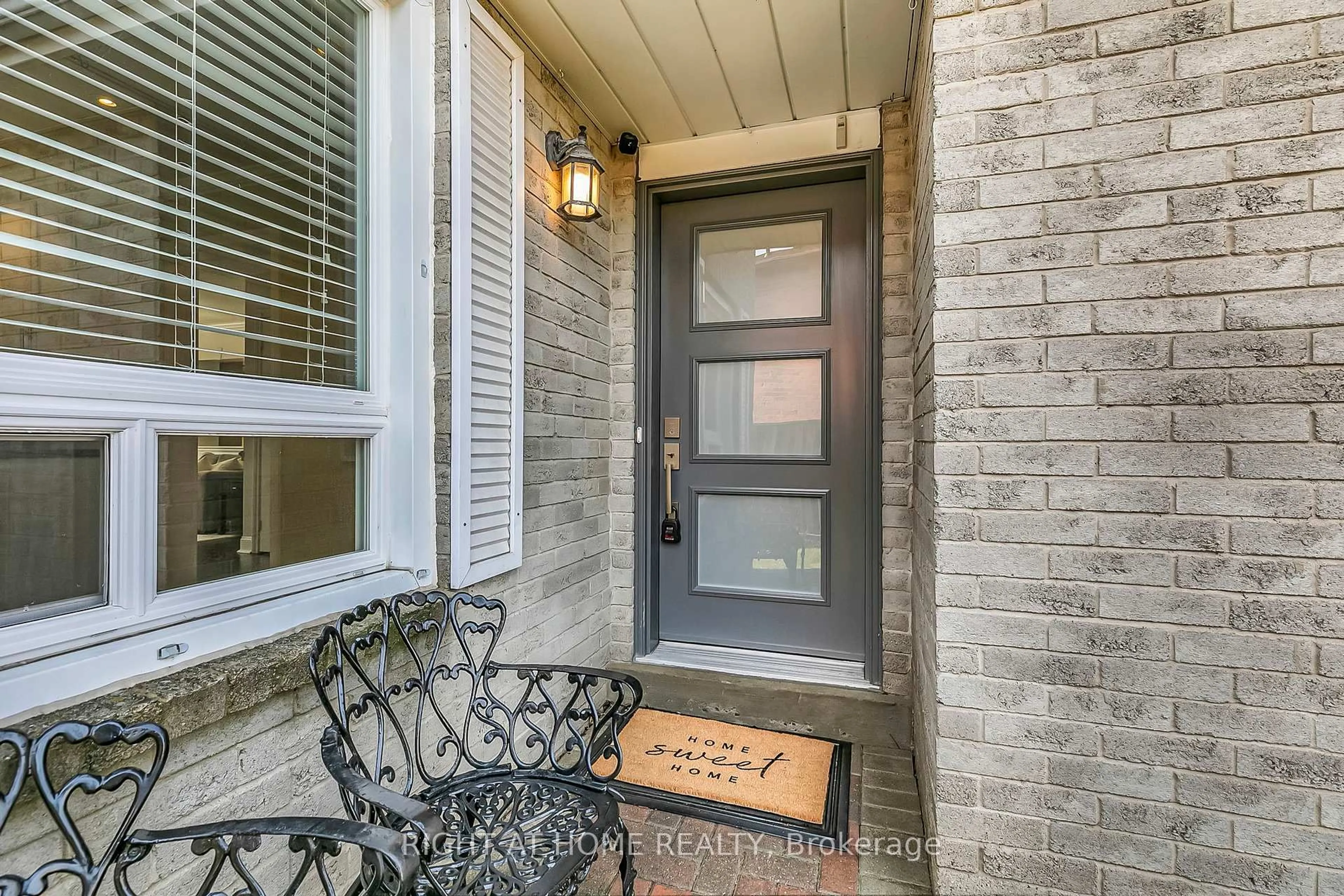 Indoor entryway for 39 Aranka Crt, Richmond Hill Ontario L4C 7V2